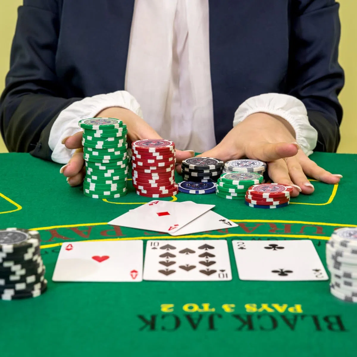 HOMASIS Set da Poker con 300 Chips, Valigetta da Poker con Serratura, Kit Poker con 2 Mazzi di Carte, 5 Dadi, 1 Bottone del Mazziere, Carte da Poker per Feste (Nero)