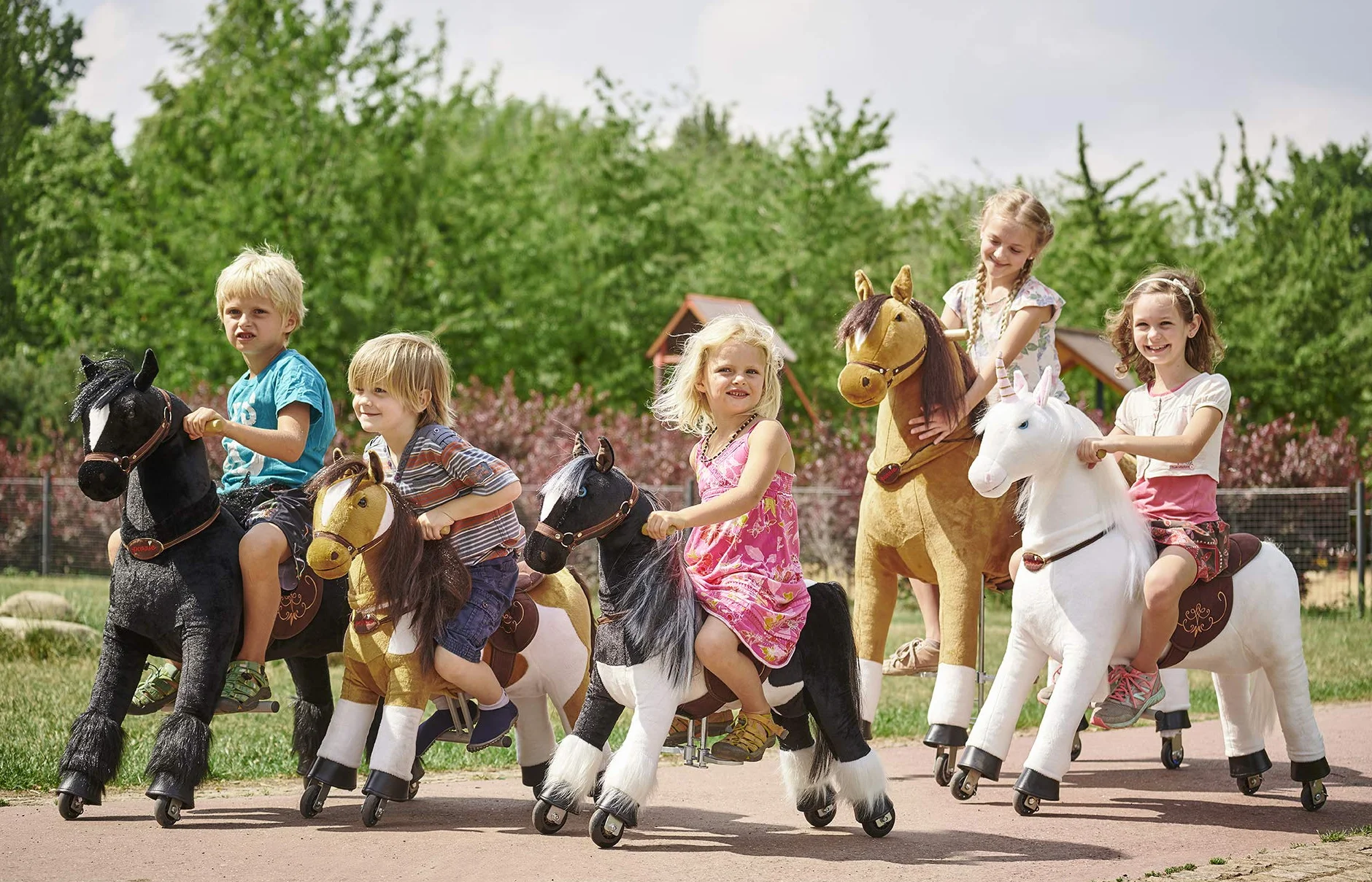 PONNIE Cavallo Giocattolo Misty M con Ruote per Bambini 5-12 Anni (50 kg) – Cavallo Cavalcabile Senza Batterie – Altezza 107 cm – Sella Rimovibile – Criniera e Coda Pettinabili