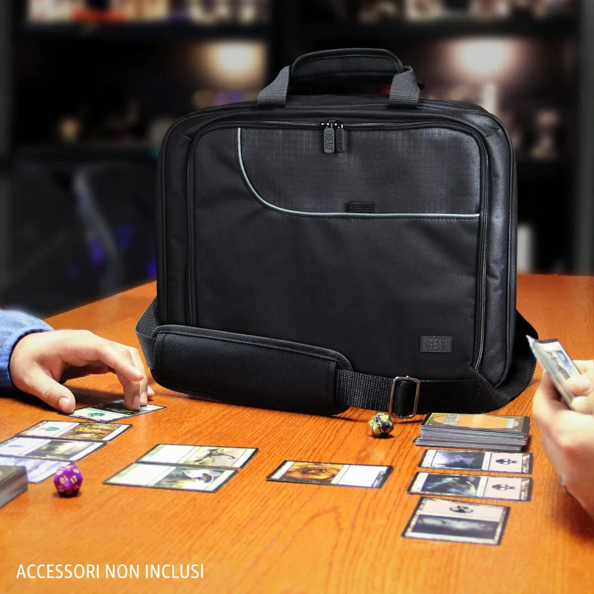 USA Gear Custodia da viaggio XL Magic The Gathering MTG Deck Box Bag - Borsa Grande per Carte MTG con Tracolla Imbottita, Interno Personalizzabile, Resistente agli Agenti Atmosferici - Nero