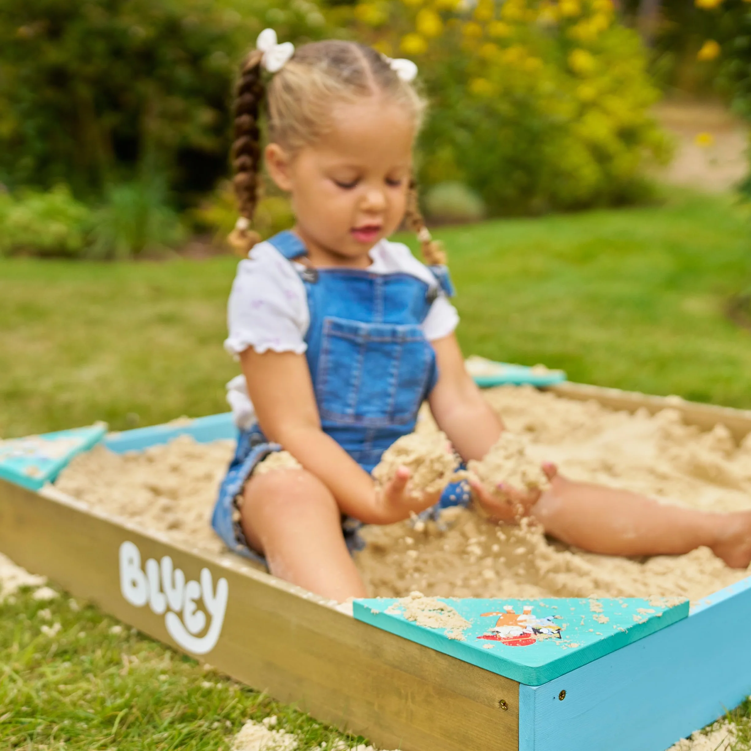 Bluey Sabbiera in legno con copertura, certificata FSC, per bambini, con sedili angolari, rivestimento poroso per acqua, copertura protettiva per giochi all'aperto, età 2+