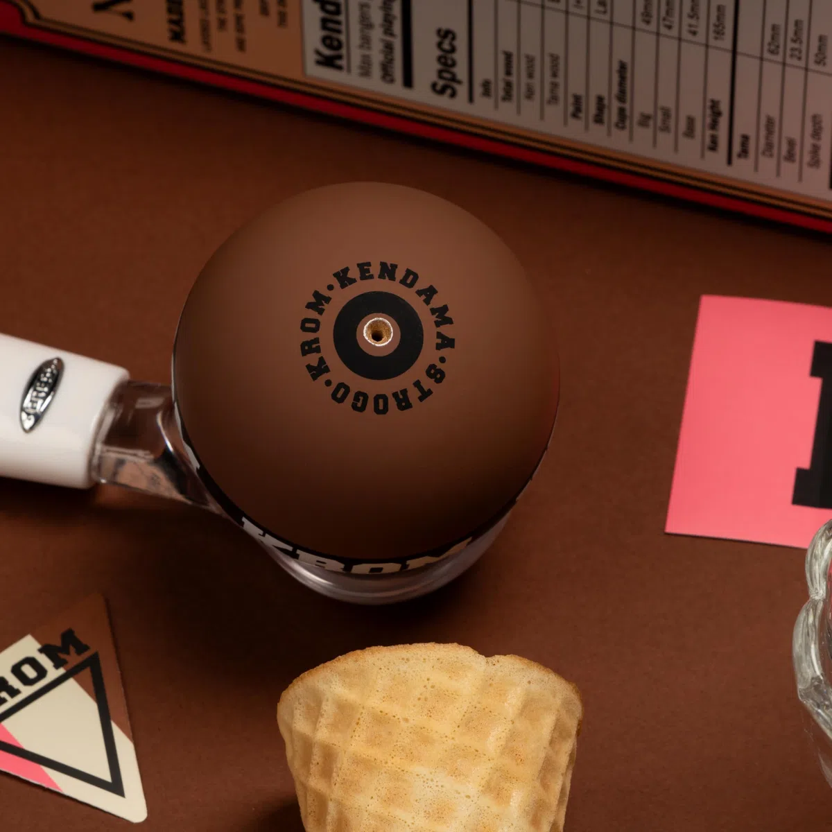 KROM Kendama STROGO Neapolitan Chocolate – Kendama in Legno per Principianti e Giocatori avanzati – Gioco di abilità per Uso Indoor e Outdoor – Giocattolo in Legno con Corda e Sfera