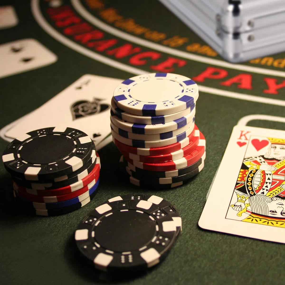 Relaxdays Valigetta Poker, 500 Chips Laser, 2 Mazzi di Carte, 5 Dadi, Dealer, Richiudibile & Portatile,Alluminio,Argento