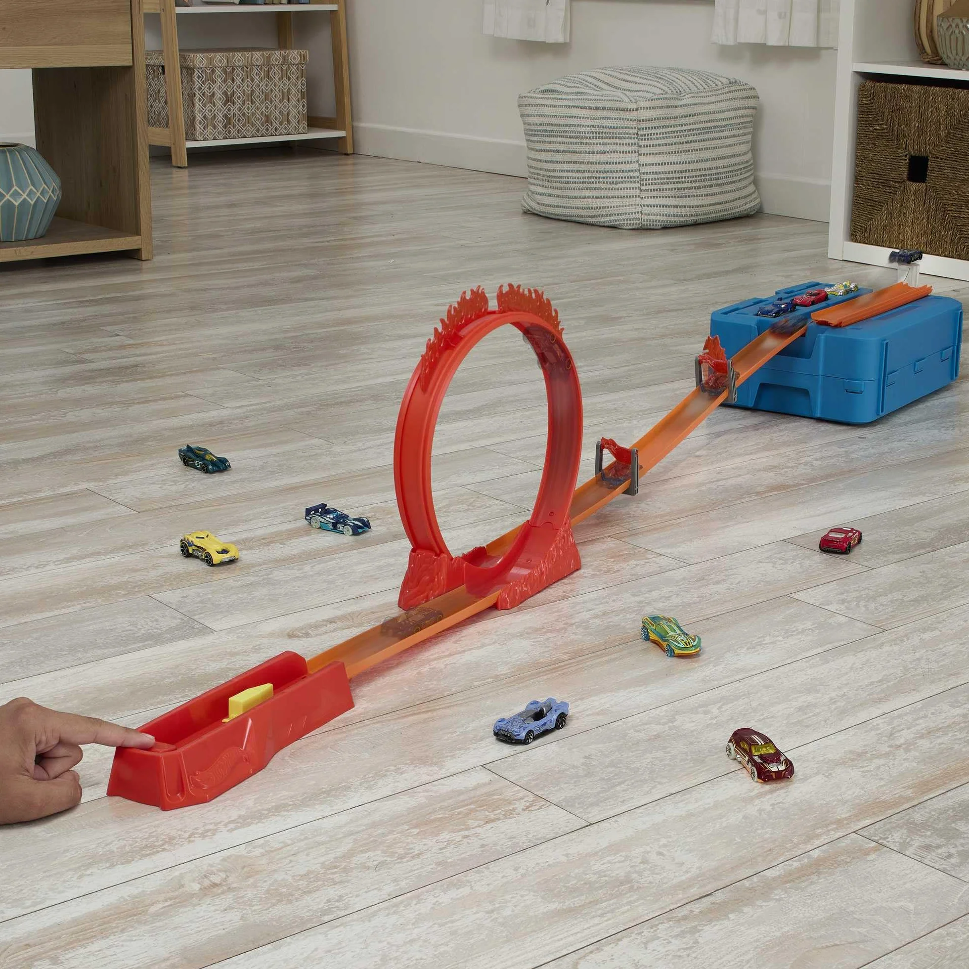 Hot Wheels - Hot Wheels pista tema fuoco e 1 macchinina, 16 pezzi di pista e componenti per acrobazie in confezione impilabile, giocattolo per bambini 4+ Anni, HMC04