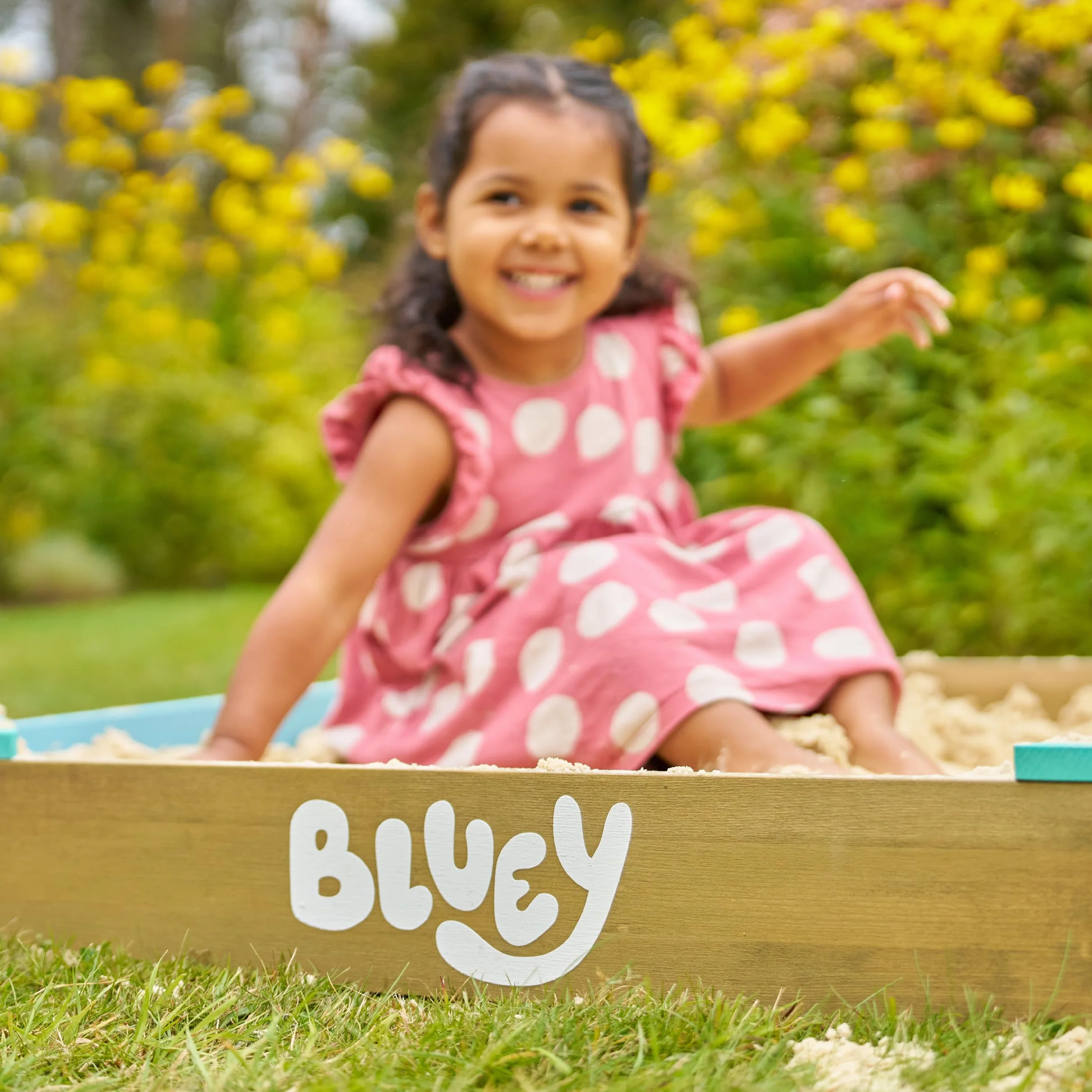Bluey Sabbiera in legno con copertura, certificata FSC, per bambini, con sedili angolari, rivestimento poroso per acqua, copertura protettiva per giochi all'aperto, età 2+