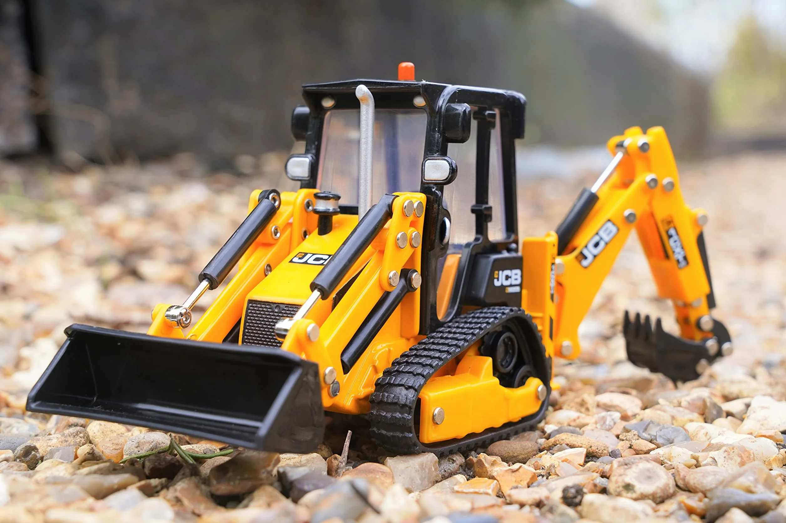Britains JCB Farm Tomy Toys, terne cingolate, Camion JCB 1CXT 1:32, Giocattolo da Collezione, Giocattolo da Collezione, Giocattoli da Fattoria in Scala 1:32, Adatti per Collezionisti e Bambini, dai 3