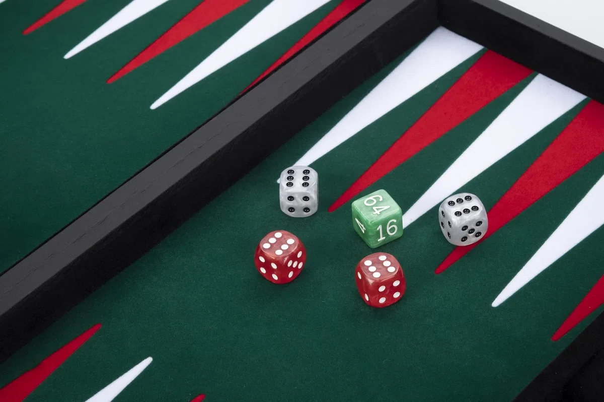 Engelhart - 250511 - Grande Backgammon di Lusso 45,5 cm (18 Pollici) - Similpelle Rossa con Inserto in Feltro - Dadi e Fiches Madreperlate - 2 Bicchierini - Gioco Strategico da Tavolo