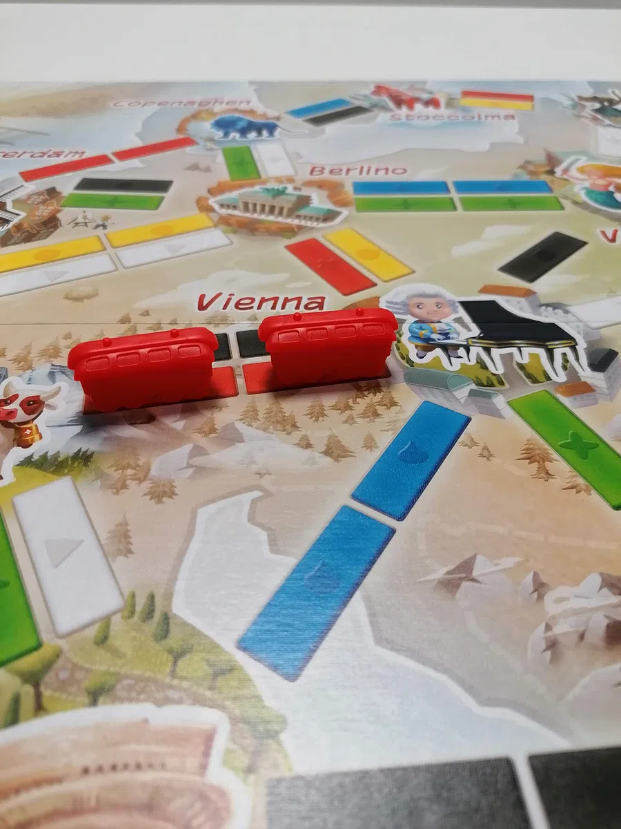 Asmodee – TICKET TO RIDE: PRIMO VIAGGIO – Gioco da Tavolo per Bambini e Famiglie – Completo con Mappa, Vagoni, Carte e Biglietti – 2-4 Giocatori – 6+ Anni – Edizione in Italiano