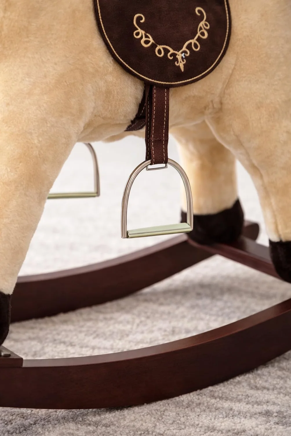 Cavallo a Dondolo per Bambini in Peluche con Suoni, Morbido e Interattivo con Struttura in Legno Sella e Staffe Giocattolo Sicuro per Divertimento e Relax Idea Regalo 74x30x70 cm.