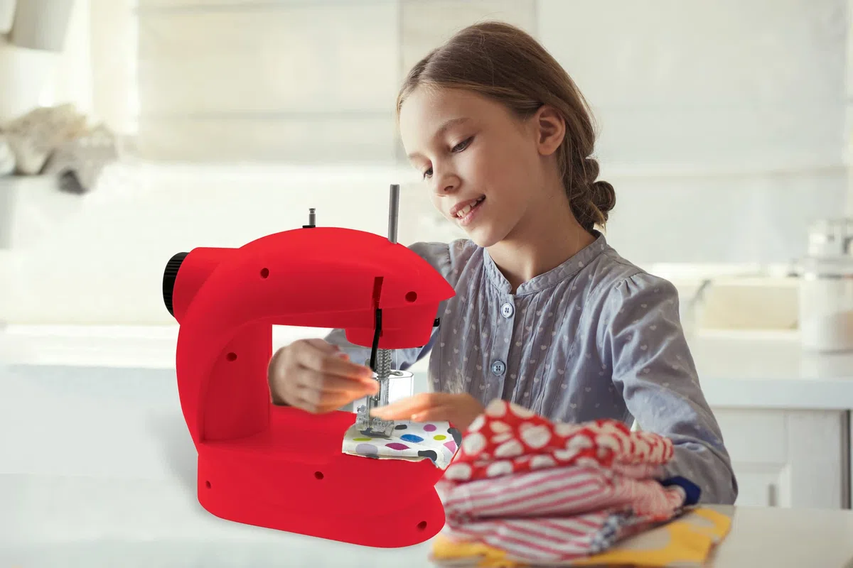 Lexibook, Miraculous Ladybug Cat Noir, Macchina da Cucire con Accessori, Luce e Pedale, Imitazione del Gioco di Ruolo per Ragazze, Gioco di Design di Moda, Rosso, SW100MI