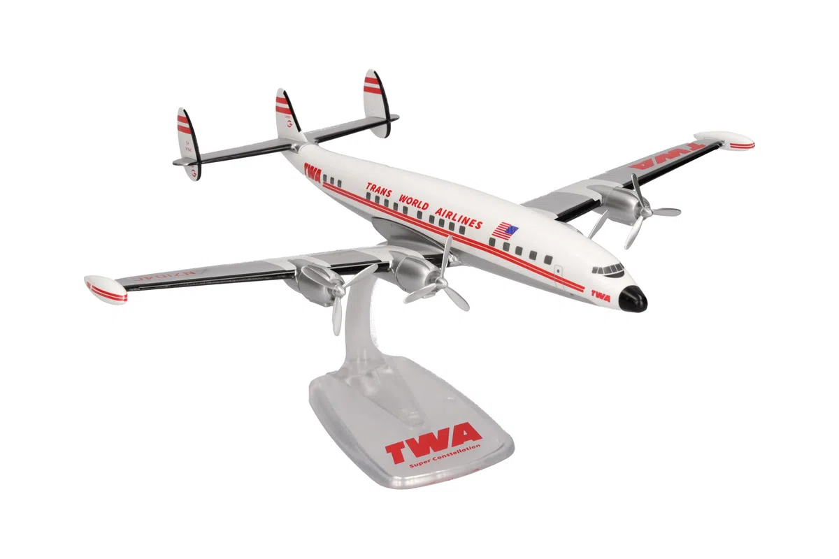 Herpa modello di aereo TWA Trans World Airlines Lockheed L-1049G Super Constellation - N7104C, in scala 1:125 - Snap-Fit, pezzo da collezione, miniatura deco, statuetta con supporto in plastica