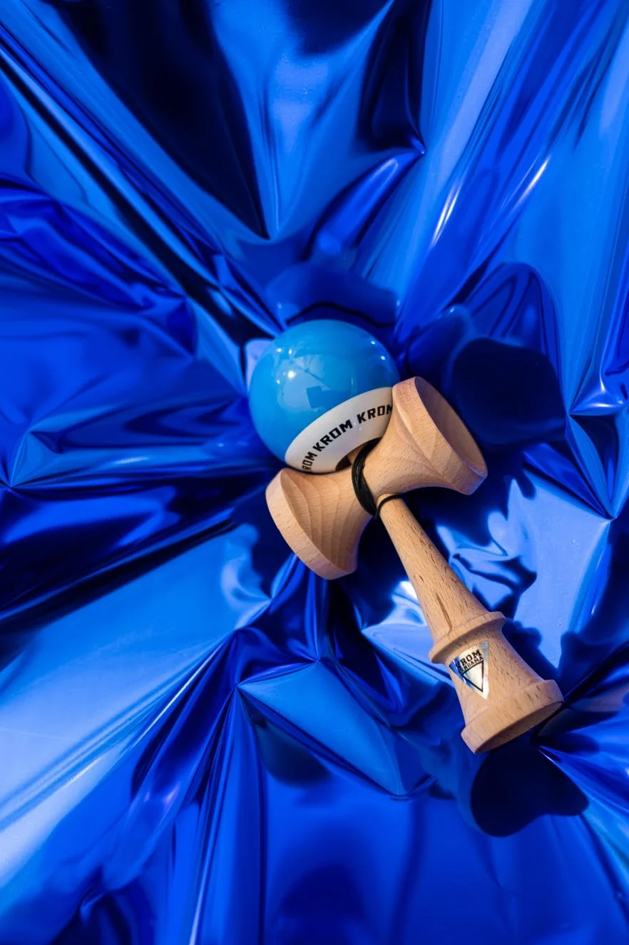 KROM Kendama Originale in Legno per Principianti ed esperti – Pop LOL Blu Scuro – Gioco di abilità per Esterni e Interni – Giocattolo in Legno con Corda e Palla