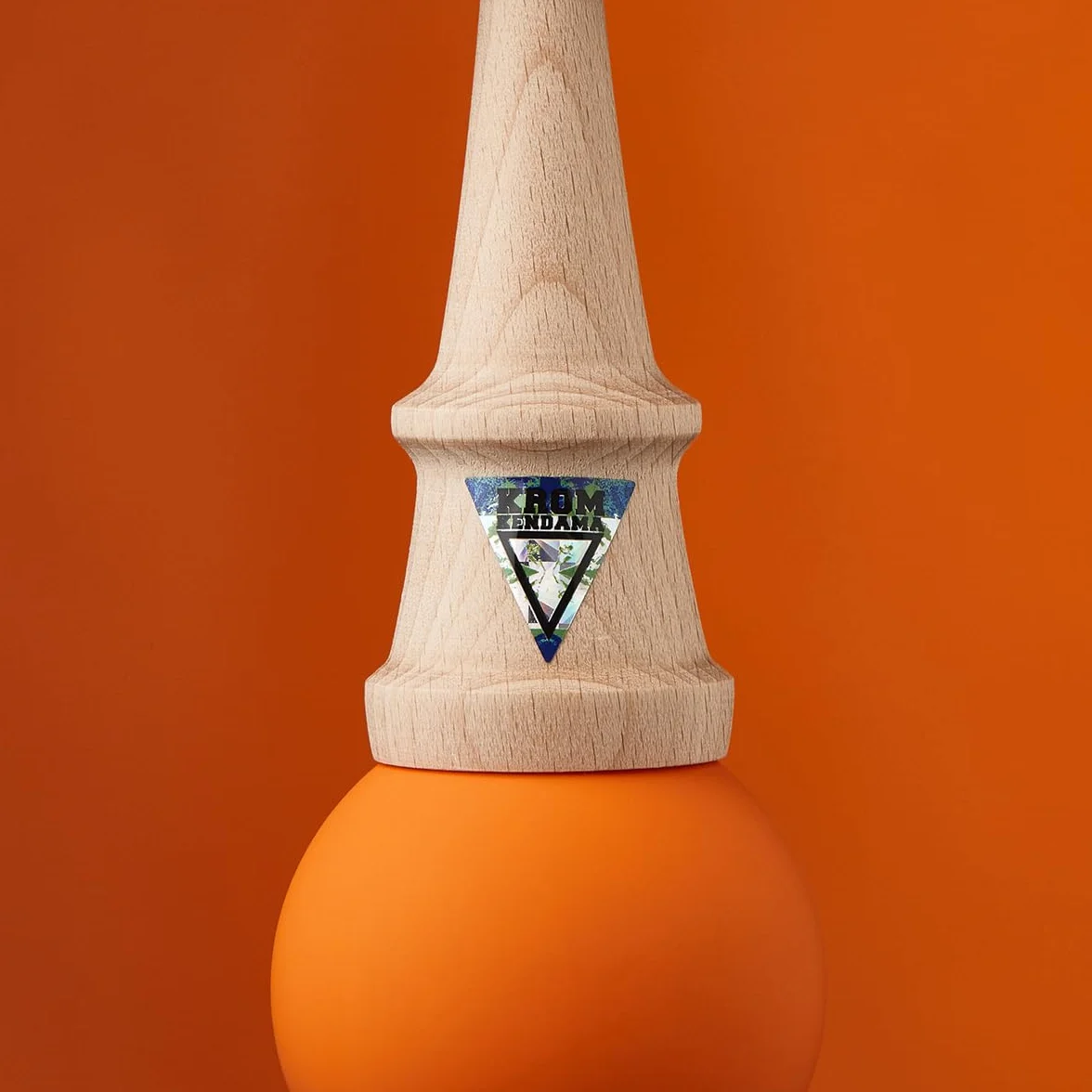 KROM Kendama Gioco - Pop Arancia - Equilibrio impeccabile - Abilità Cognitive migliorate - Equilibrio, riflessi e creatività migliorati - Modello Kendama PRO Fatto per Principianti e Professionisti.