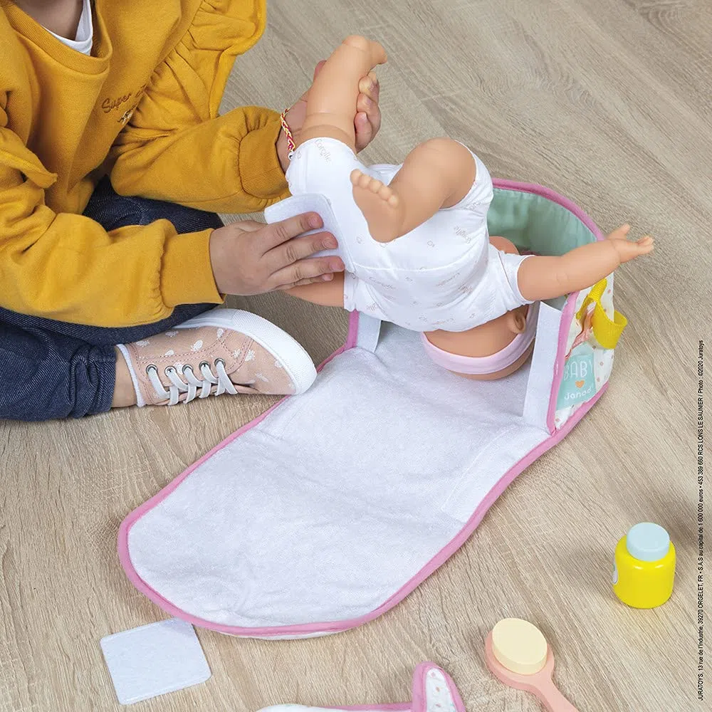 Janod - Borsa Fasciatoio - Giocattolo in Legno e Tessuto - Borsa Cambio Neonato da Bambola - Fasciatoio per Bambole Completo - 8 Accessori + Bavaglino, Pannolino, Biberon - Da 2 Anni, J06501