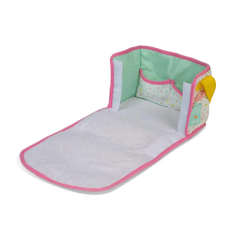 Janod - Borsa Fasciatoio - Giocattolo in Legno e Tessuto - Borsa Cambio Neonato da Bambola - Fasciatoio per Bambole Completo - 8 Accessori + Bavaglino, Pannolino, Biberon - Da 2 Anni, J06501