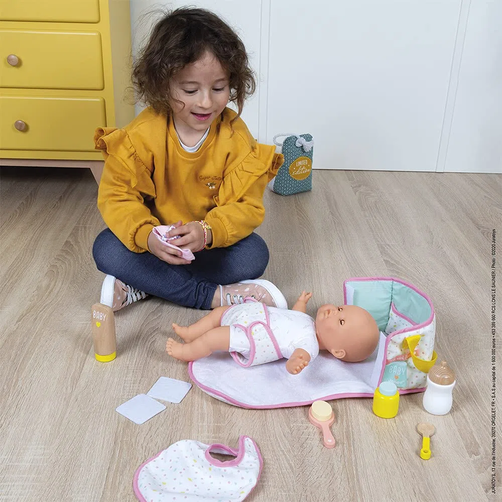 Janod - Borsa Fasciatoio - Giocattolo in Legno e Tessuto - Borsa Cambio Neonato da Bambola - Fasciatoio per Bambole Completo - 8 Accessori + Bavaglino, Pannolino, Biberon - Da 2 Anni, J06501