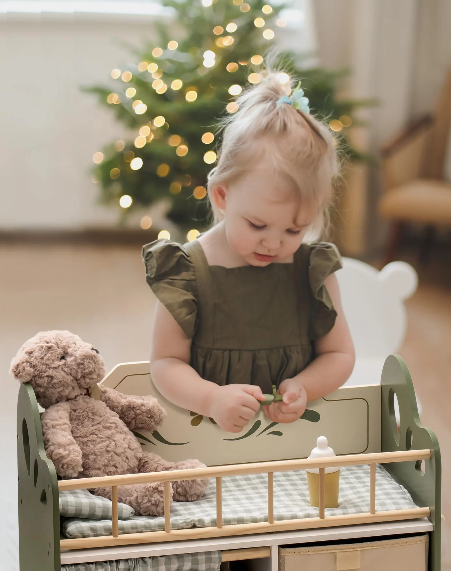 ROBOTIME Mobiletto per Culla in Legno da 22" con Ripostiglio - Verde e Beige per Accessori, Vestiti e Biancheria della Bambola - Mobili per Bambole, Regalo Perfetto dai 3 Anni