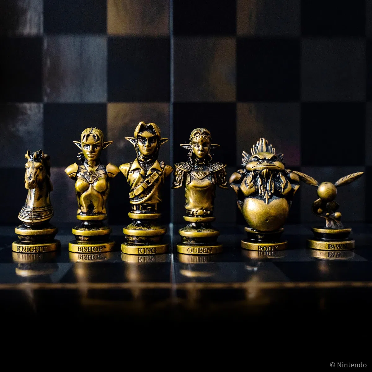 USAopoly The Legend of Zelda Collector's Chess Set – Gioco di Strategia – Per Fan di Zelda – 2 Giocatori | 60+ Minuti | Da 8 Anni in Su – Inglese