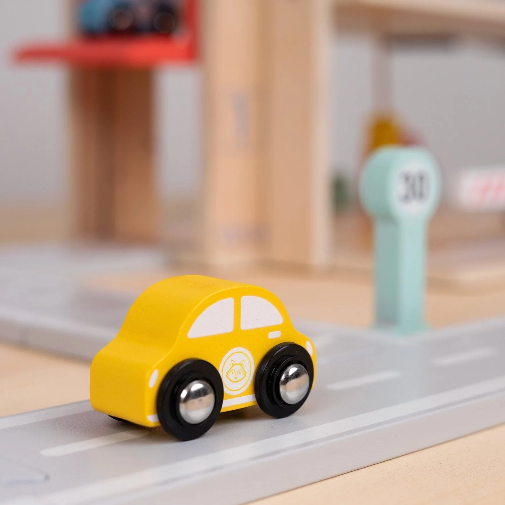 Owl & Fox Garage d'Auto da Gioco in Legno Tradizionale. Giocattoli di legno per ragazzi e ragazze dai 3 anni in su, gioco di ruolo interattivo e fantasioso, giocattolo di apprendimento Montessori