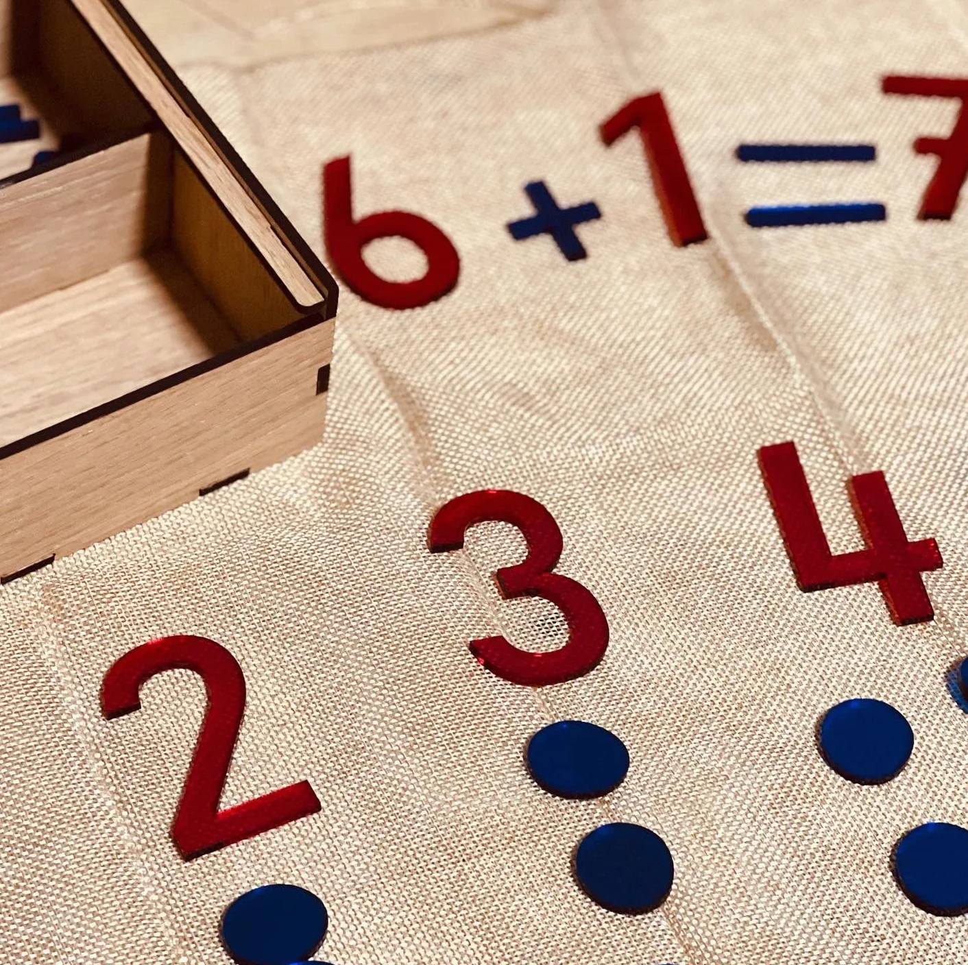 Scatola dei Numeri Montessori – Materiale Educativo per la Matematica | Numeri in Metacrilato Trasparente per Tavolo Luminoso | Ideale per Prime Operazioni e Apprendimento Visivo