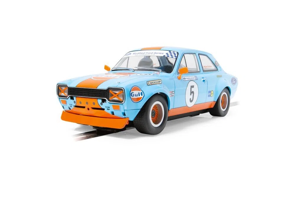 Scalextric Cars, C4530 Ford Escort MK1, Wayne Crabtree Modified Fords 2023, Macchinina giocattolo da utilizzare con piste da corsa, Idee regalo per bambini piccoli dai 3 anni in su, accessori