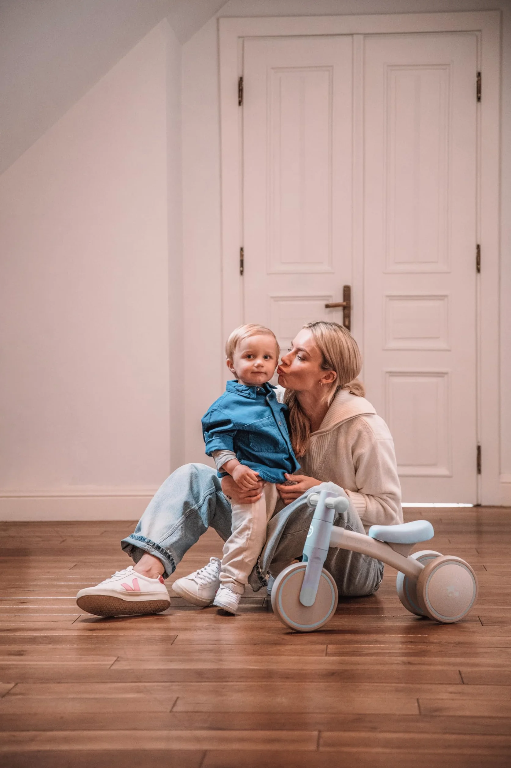 Triciclo senza pedali per bambini MoMi TEDI per bambine e bambini (peso massimo 25 kg), mini bicicletta senza pedali con ruote in plastica resistenti alla foratura, telaio in metallo leggero - 1,2 kg