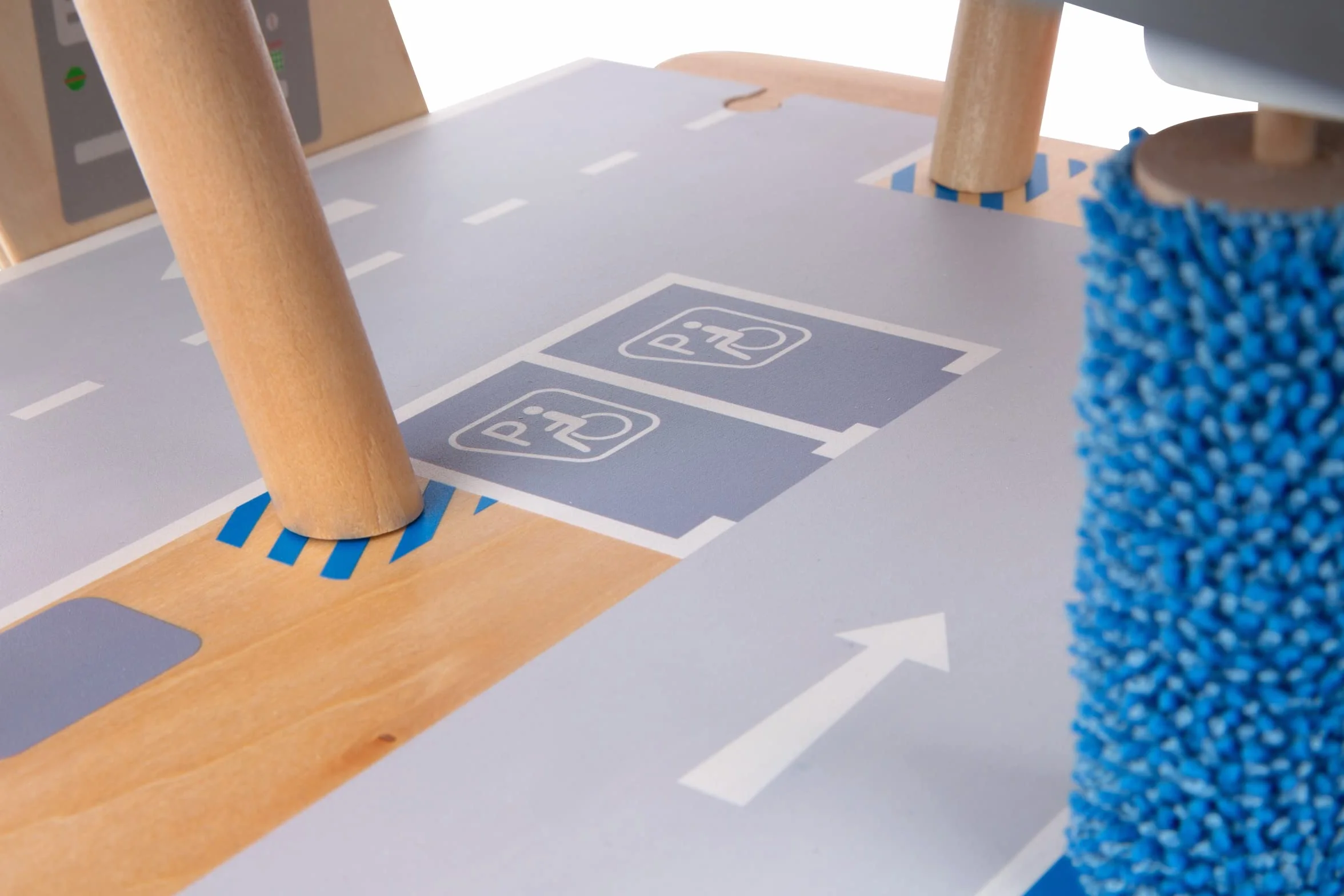 small foot Autosilo Premium, su tre piani con rampa, incl. 2 auto, parcheggio in legno per bambini, 11676