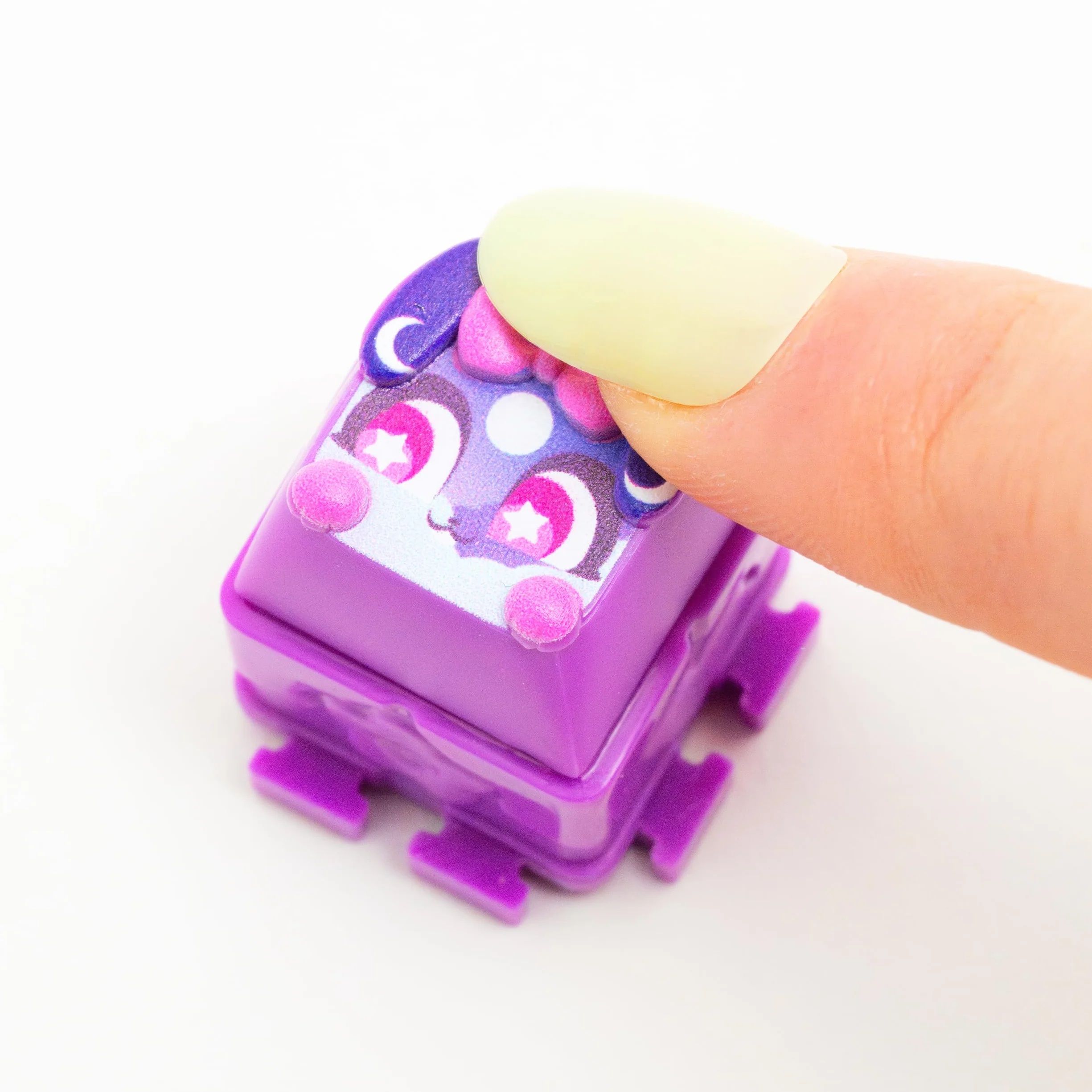 Goliath - CLICKEEZ KeyBoard MegaPack - 1 tastiera + 15 Tasti Kawaii + 1 portachiavi - Keycaps da cliccare - 70 personaggi da collezione - ASMR Fidget Toy - Idea regalo dai 6 anni in su