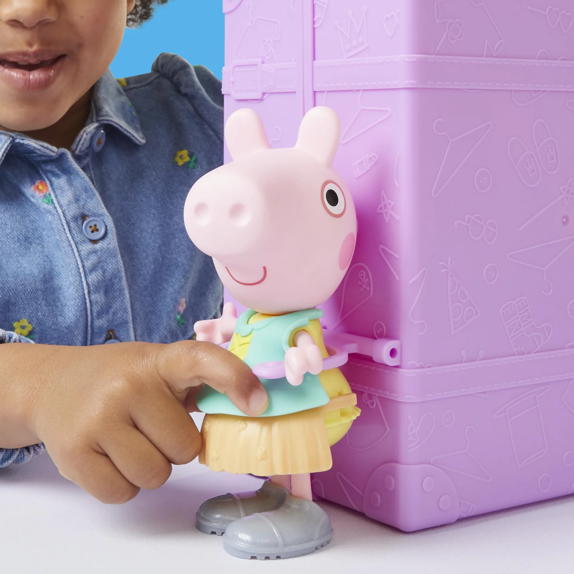 Peppa Pig Hasbro, Guardaroba di Peppa, Set di Giocattoli per Bambini e Bambine dai 3 Anni in Su, Ottima Idea Regalo, Include Action Figure di Peppa, 14 Accessori e Sticker