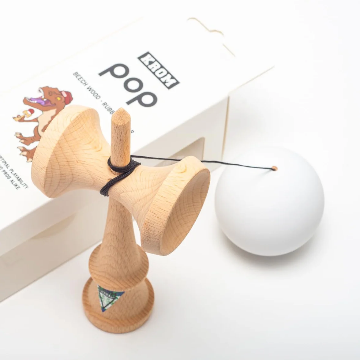 KROM Kendama POP Rubber bianco – in legno di faggio certificato – legno di alta qualità – per principianti e professionisti – Confezione: corda di ricambio + adesivi