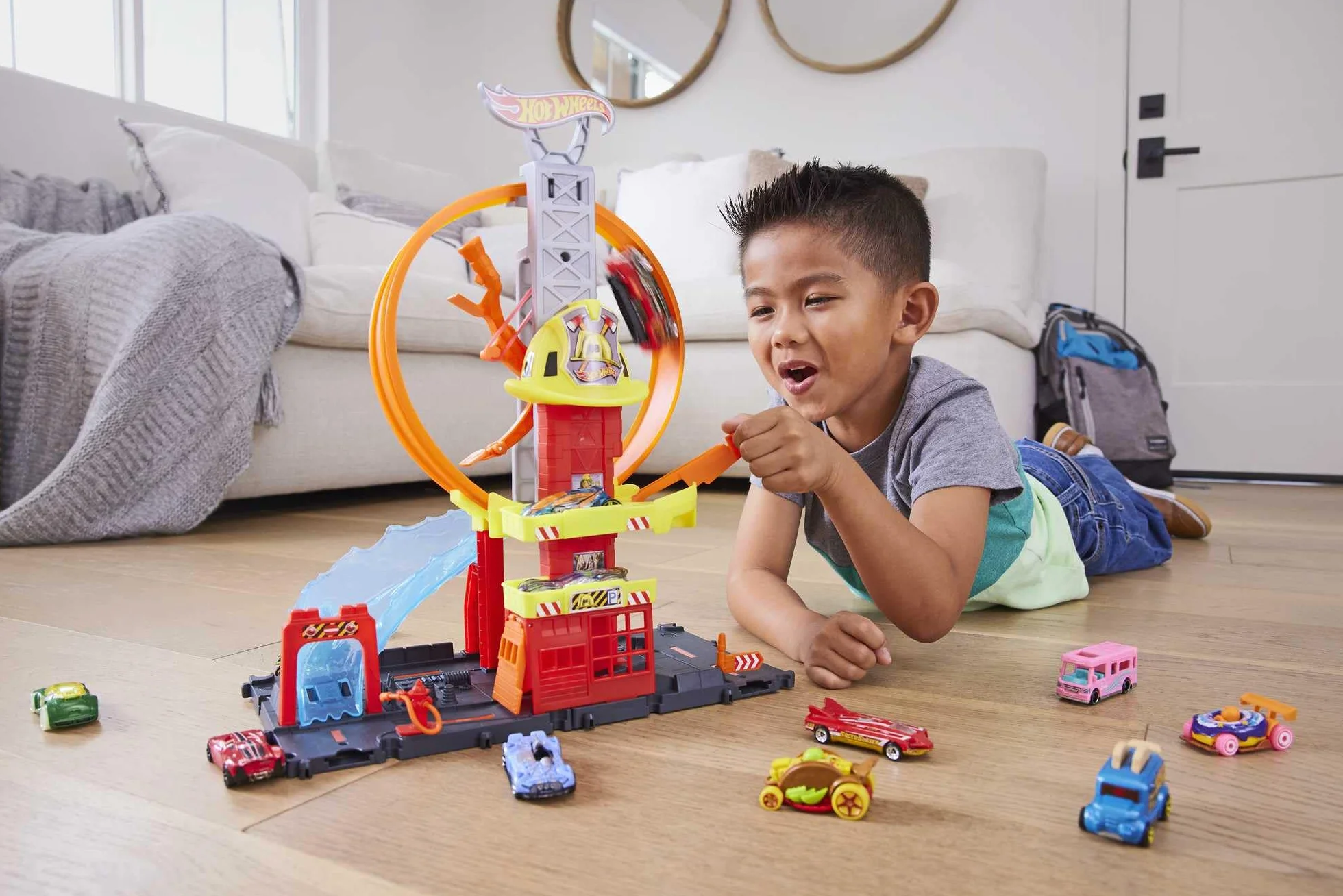 Hot Wheels - City Caserma dei Pompieri con Super Loop, con 1 macchinina, ascensore azionato manualmente, rampa simil-acquatica, Giocattolo per Bambini 4+ Anni, HKX41