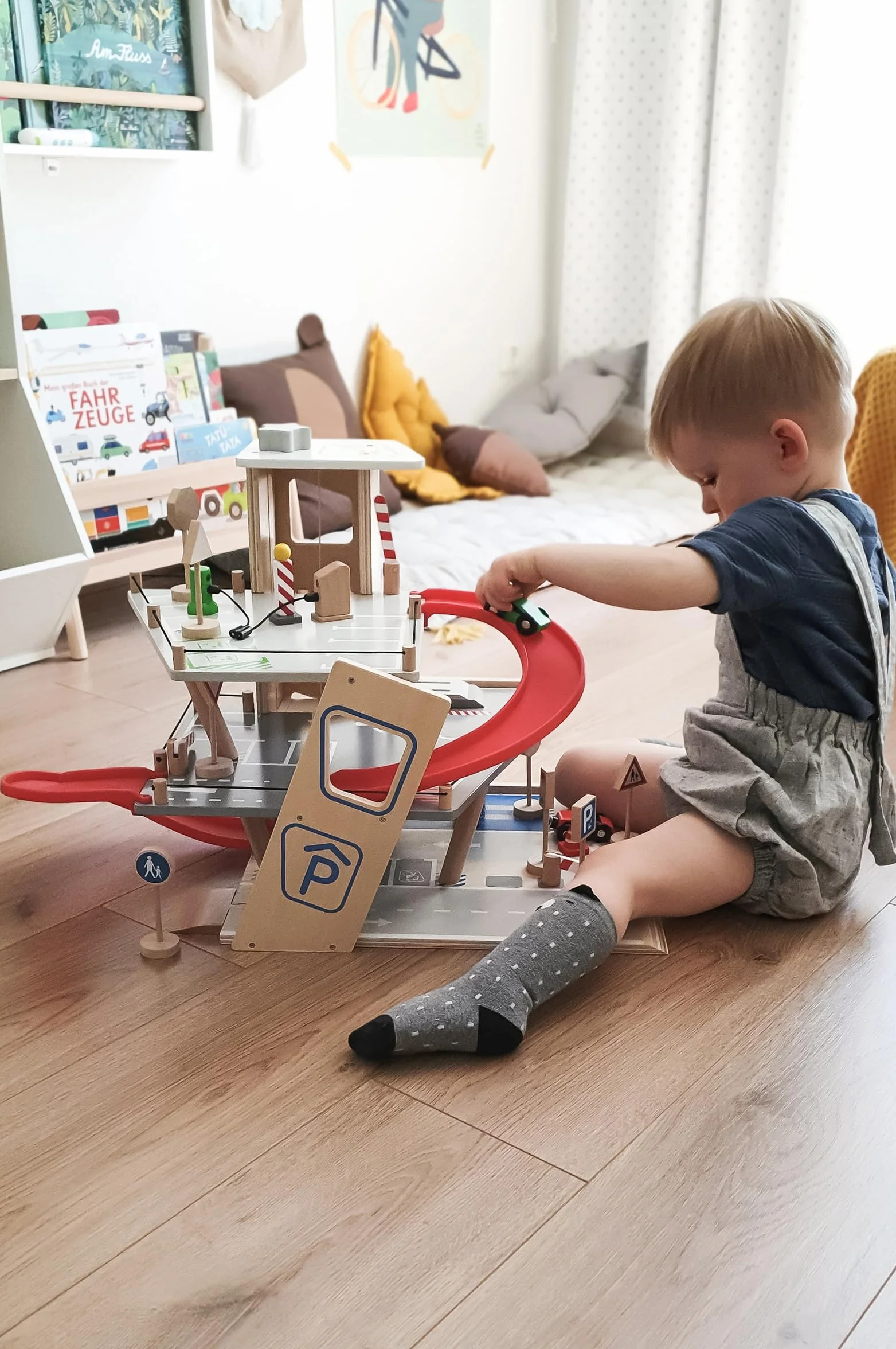 small foot Autosilo Premium, su tre piani con rampa, incl. 2 auto, parcheggio in legno per bambini, 11676