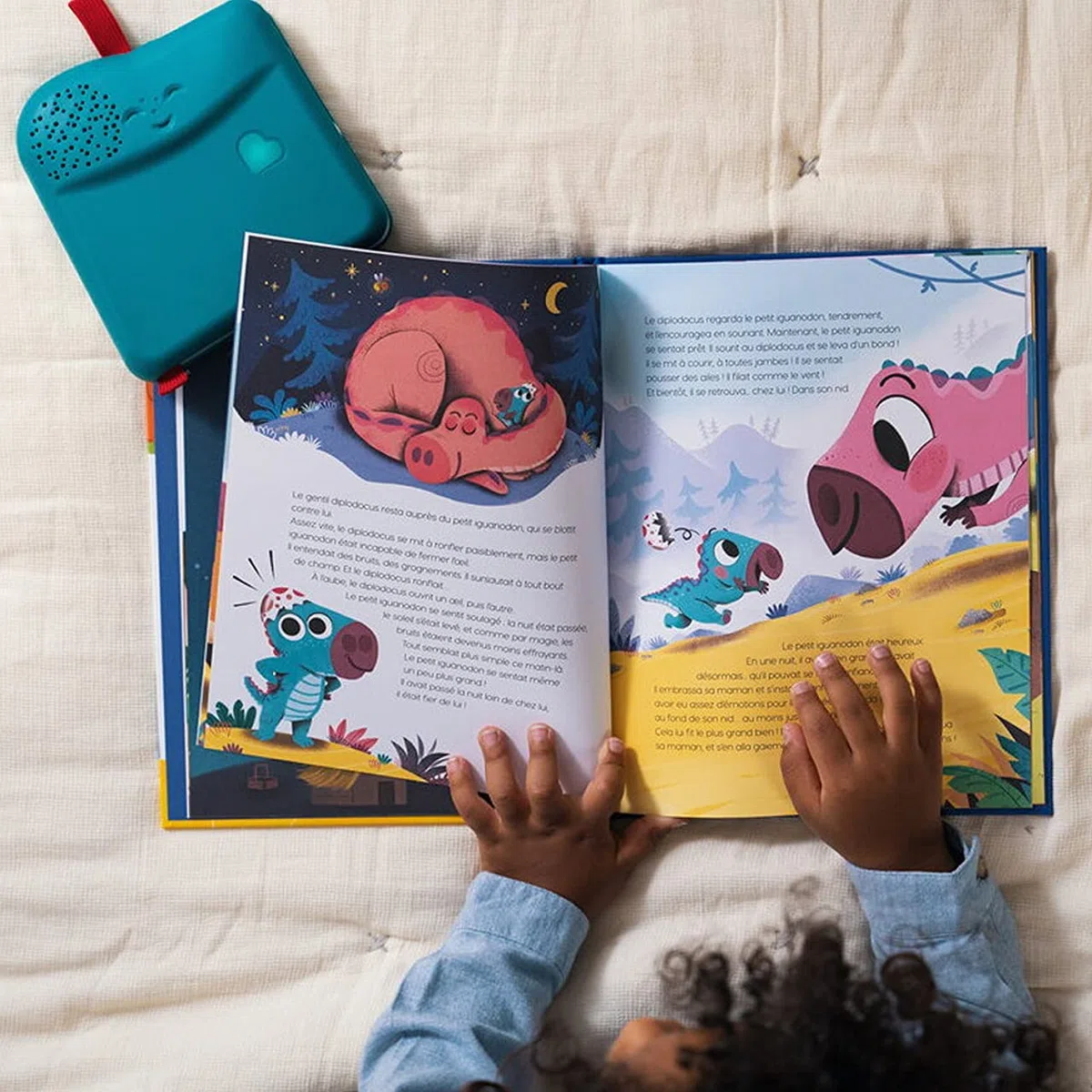 Lettore di libri da 2 anni, che legge i suoi libri con la voce della sua famiglia