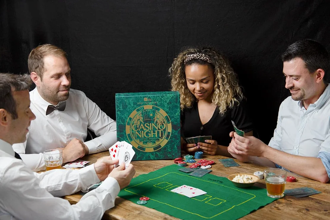 Talking Tables Casino Night Kit Poker Blackjack Roulette Set Gioco per Adulti | Tappetino Fiches Carte Denaro Palline GAMECASINO