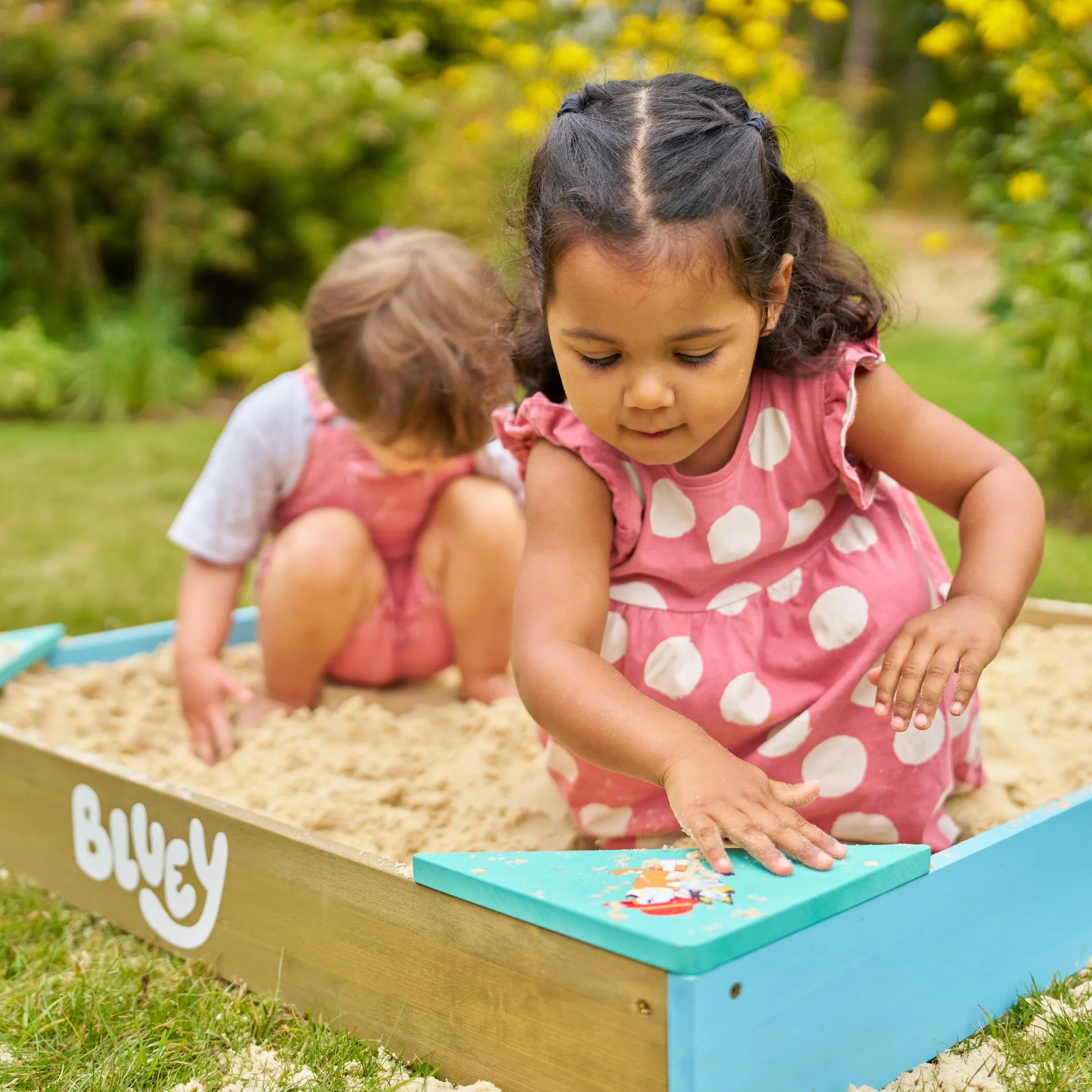 Bluey Sabbiera in legno con copertura, certificata FSC, per bambini, con sedili angolari, rivestimento poroso per acqua, copertura protettiva per giochi all'aperto, età 2+
