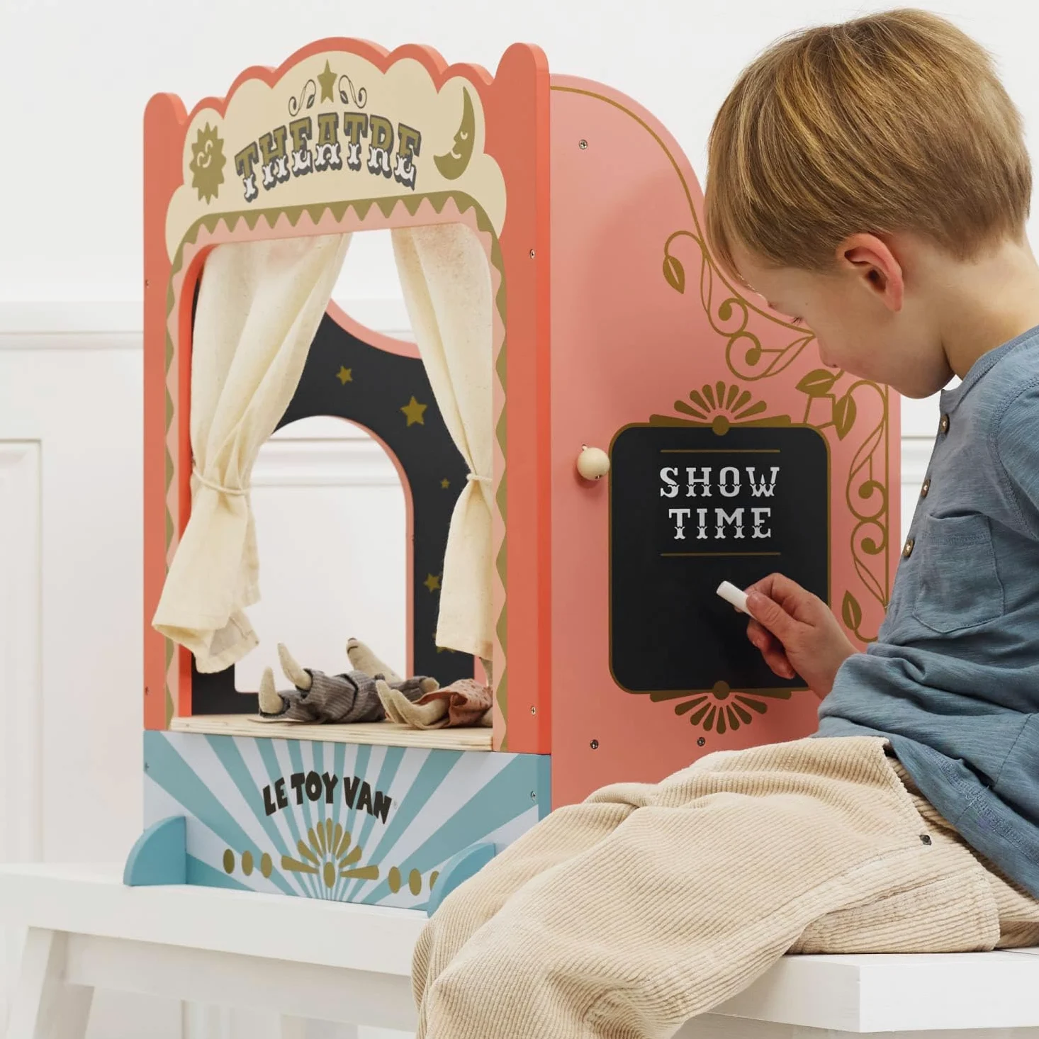 Le Toy Van - TV351 - Teatro Marionette per Bambini, da 3 Anni, teatrino dei burattini in Legno da Tavolo, Gioco di Ruolo, Montessori, Legno FSC Ecologico, 52 x 30 x 55 cm