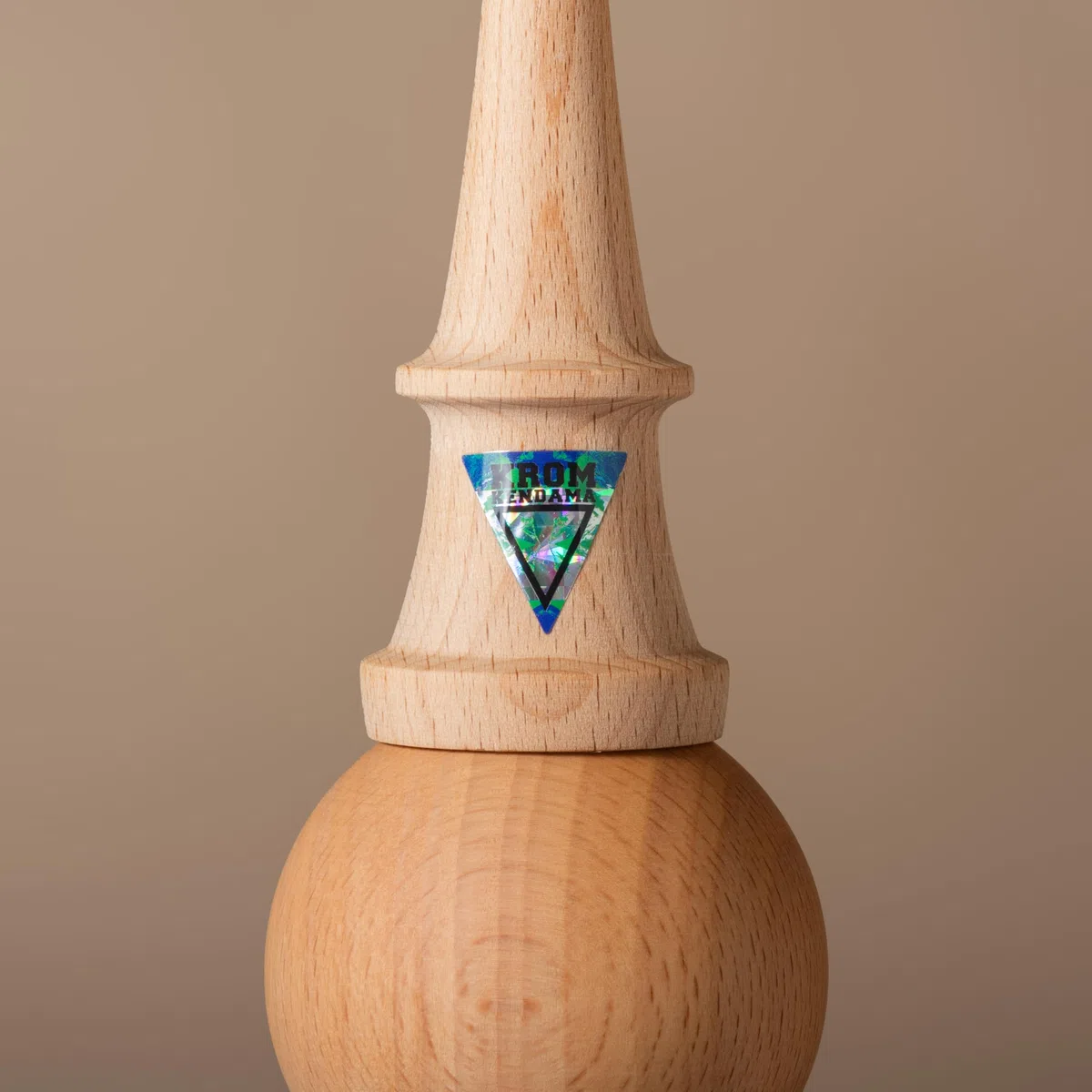 KROM Kendama Gioco - Pop Naked - Abilità Cognitive migliorate - Equilibrio, riflessi e creatività migliorati - Modello Kendama PRO Fatto per Principianti e Professionisti.