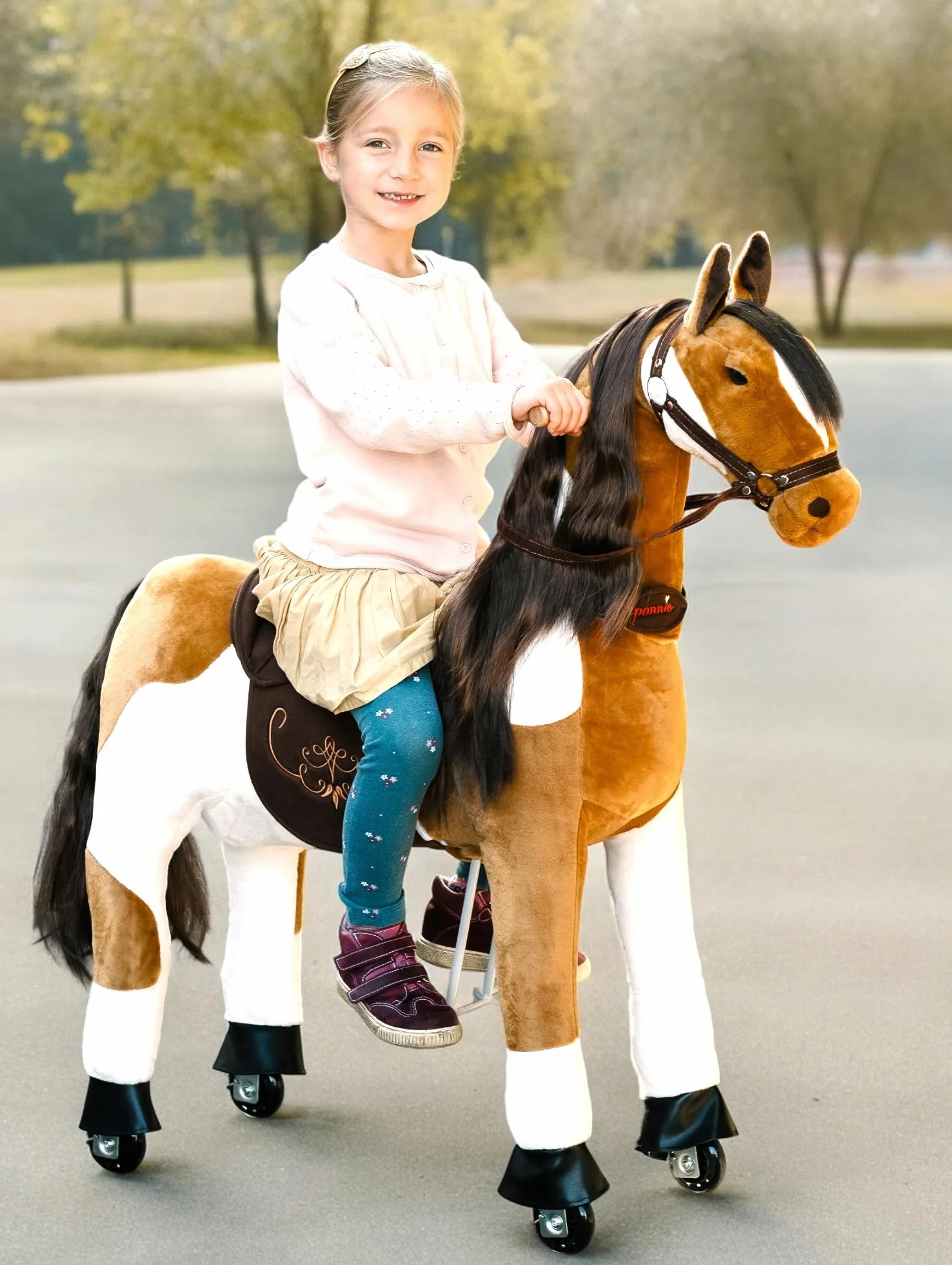 PONNIE Cavallo Giocattolo Misty M con Ruote per Bambini 5-12 Anni (50 kg) – Cavallo Cavalcabile Senza Batterie – Altezza 107 cm – Sella Rimovibile – Criniera e Coda Pettinabili