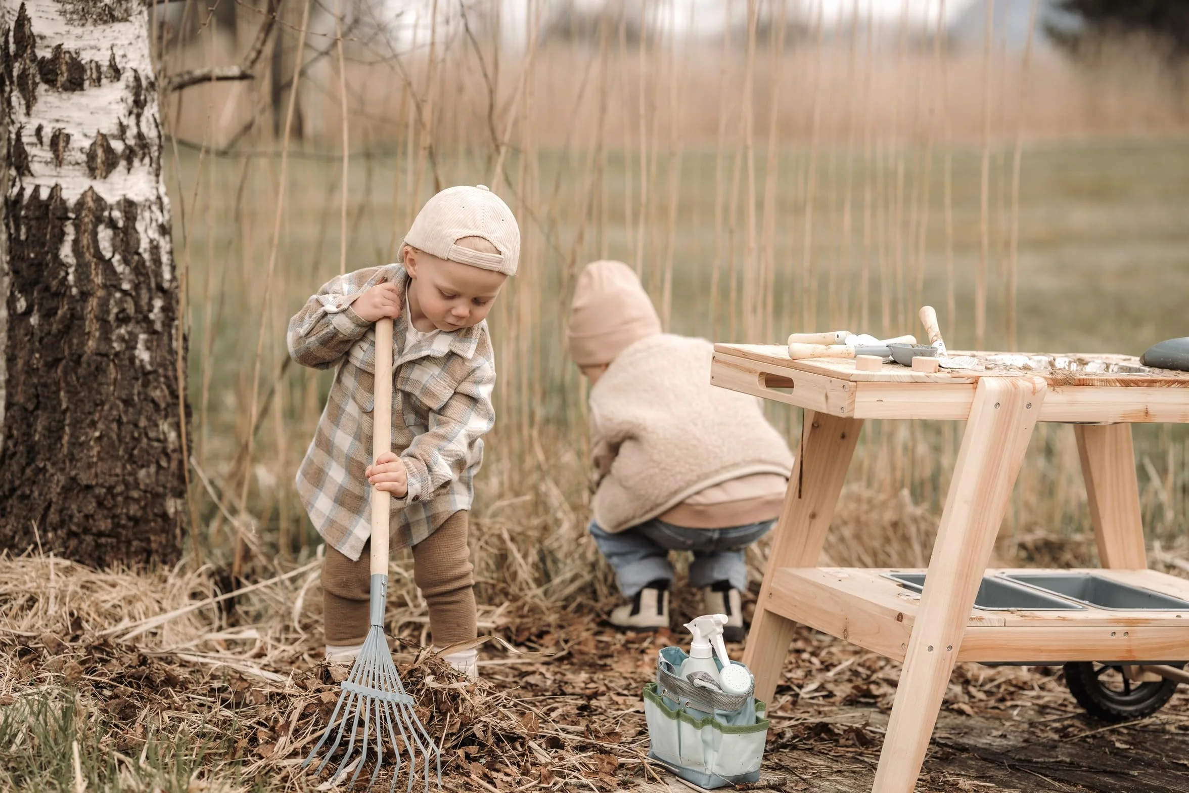 Small Foot Set di attrezzi da giardino in legno e metallo, giocattolo per bambini dai 3 anni, in colori moderni, 12389 Toys