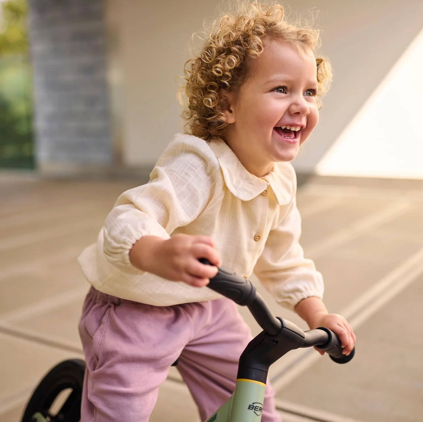 BERG MOOV 10 | Bici Senza Pedali per Bambini da 2 Anni | Ruote EVA Antiforatura da 10 Pollici | Sella e Manubrio Regolabili | Leggera ed Ergonomica | Facile da Trasportare