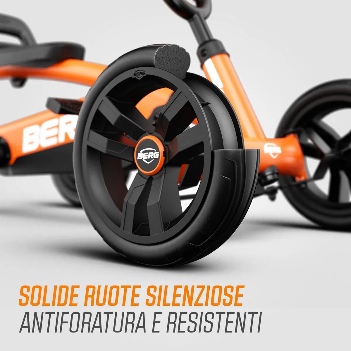 BERG Buzzy Arancione Go-Kart a Pedali per Bambini 2-5 Anni | Macchinina Cavalcabile con 4 Ruote Stabili e Sedile Regolabile