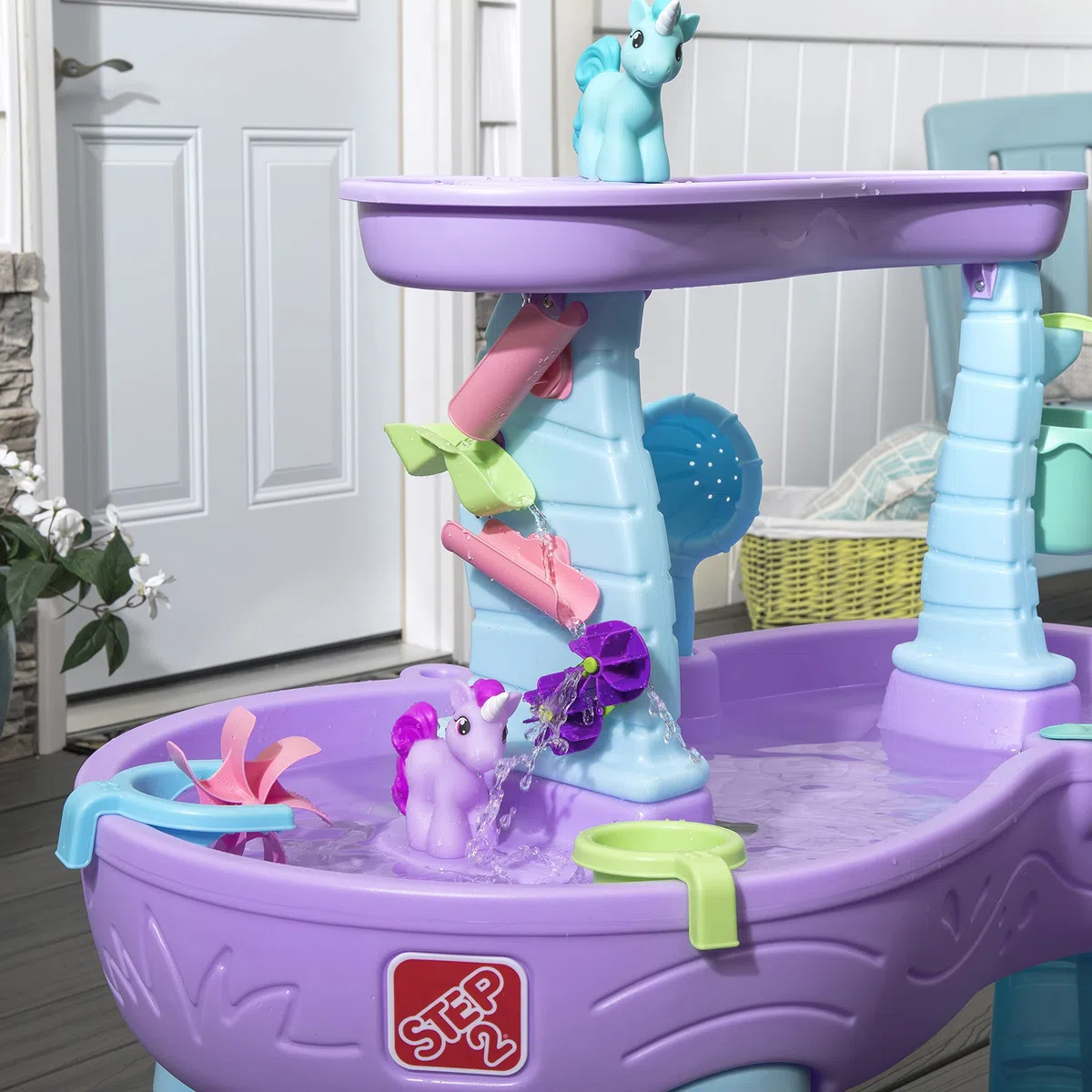 Step2 Rain Shower Splash Unicorns Tavolo da Acqua/Unicorni con Set di Accessori da 13 Pezzi | Tavolo Acqua Bambini | Giochi d'Acqua per Bambini | Tavolo Giochi Acqua Bambini