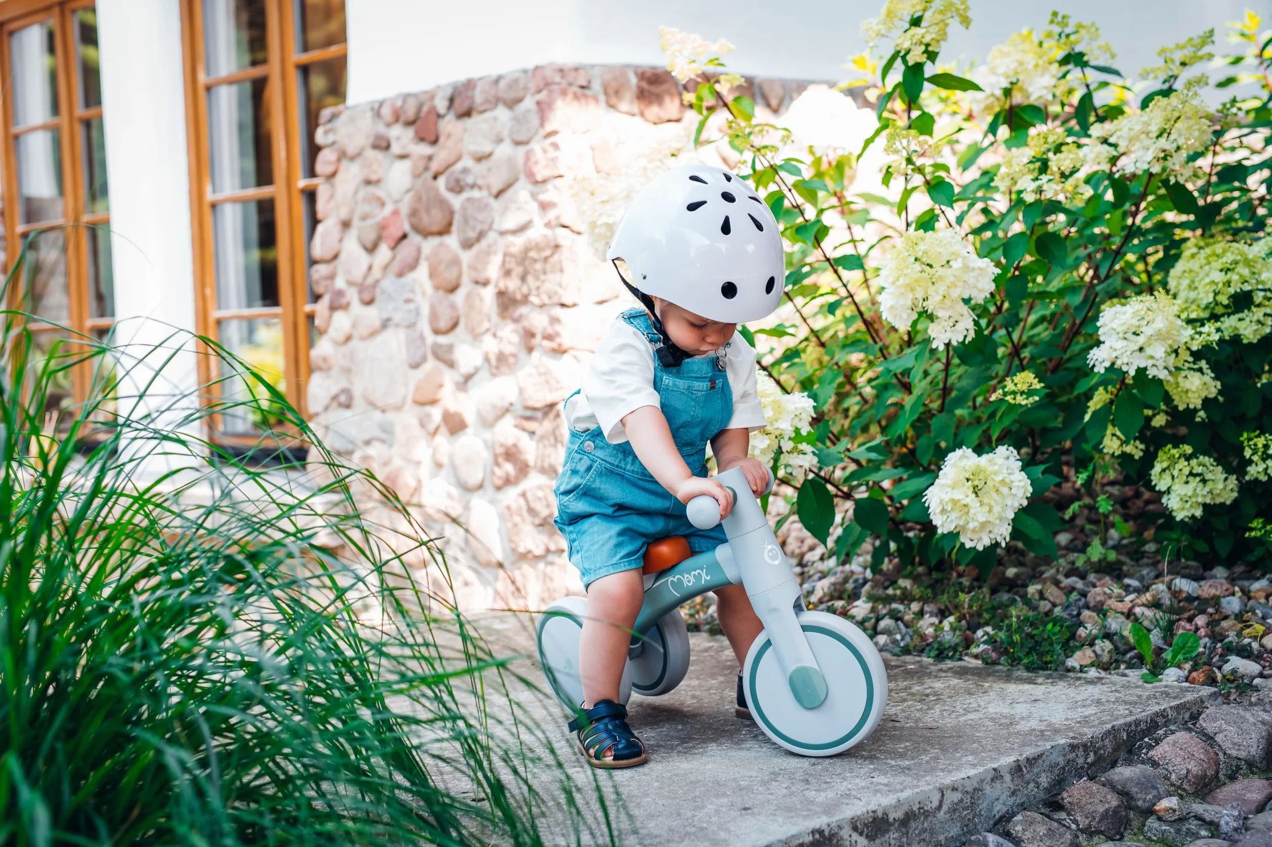 Triciclo senza pedali per bambini MoMi TEDI per bambine e bambini (peso massimo 25 kg), mini bicicletta senza pedali con ruote in plastica resistenti alla foratura, telaio in metallo leggero - 1,2 kg