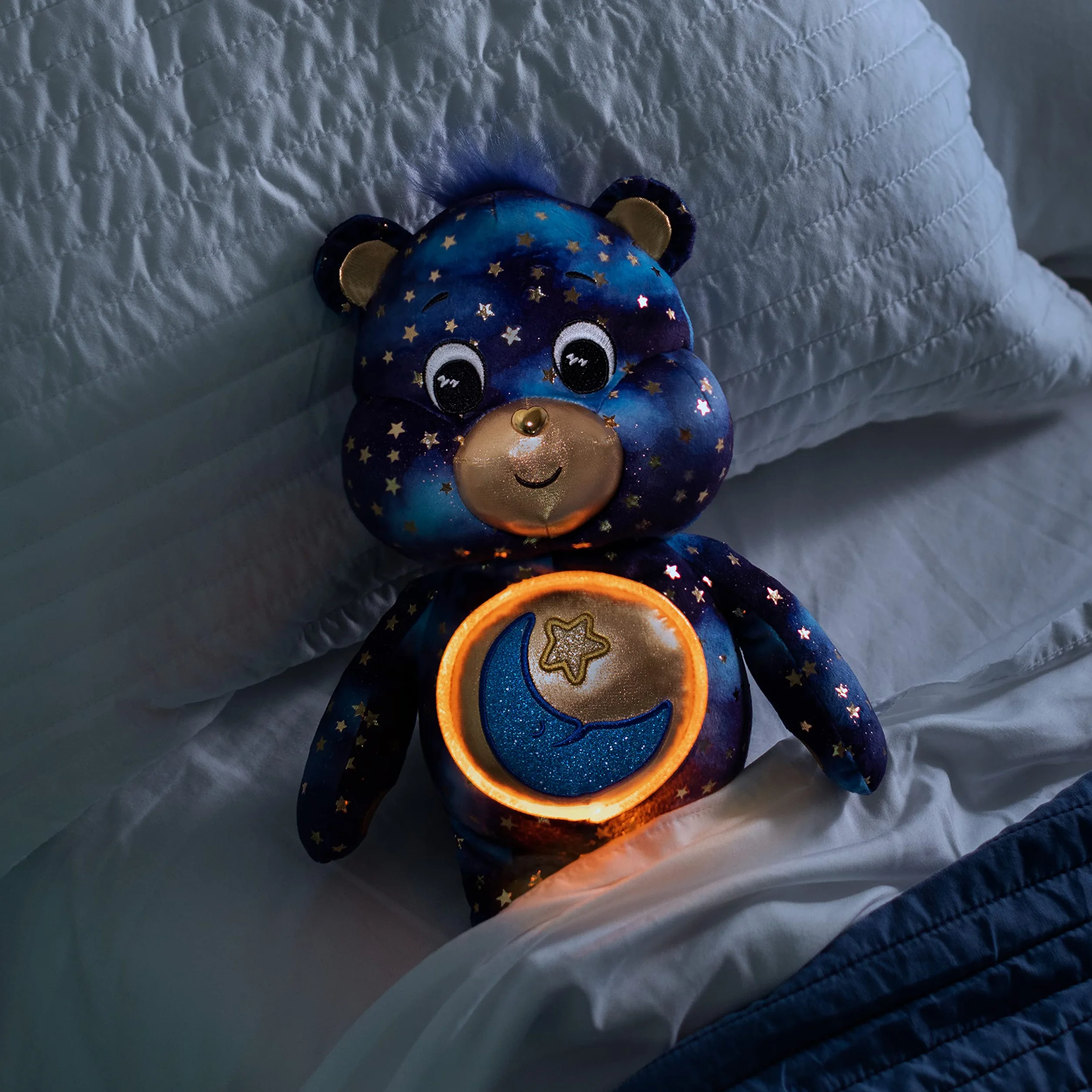 Care Bears Edizione Limitata Peluche Bedtime Bear 35cm con Badge Luminoso, Colore Blu Intenso