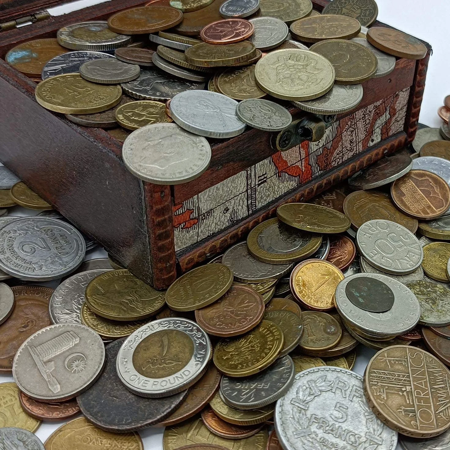 IMPACTO COLECCIONABLES | 1 kg di Monete del Mondo Autentiche in Scrigno di Legno – Ampia varietà di Monete antiche per ampliare la Tua Collezione – Include Certificato di Autenticità