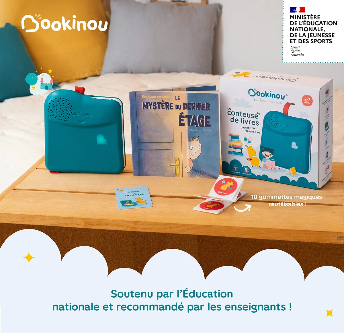 Lettore di libri da 2 anni, che legge i suoi libri con la voce della sua famiglia