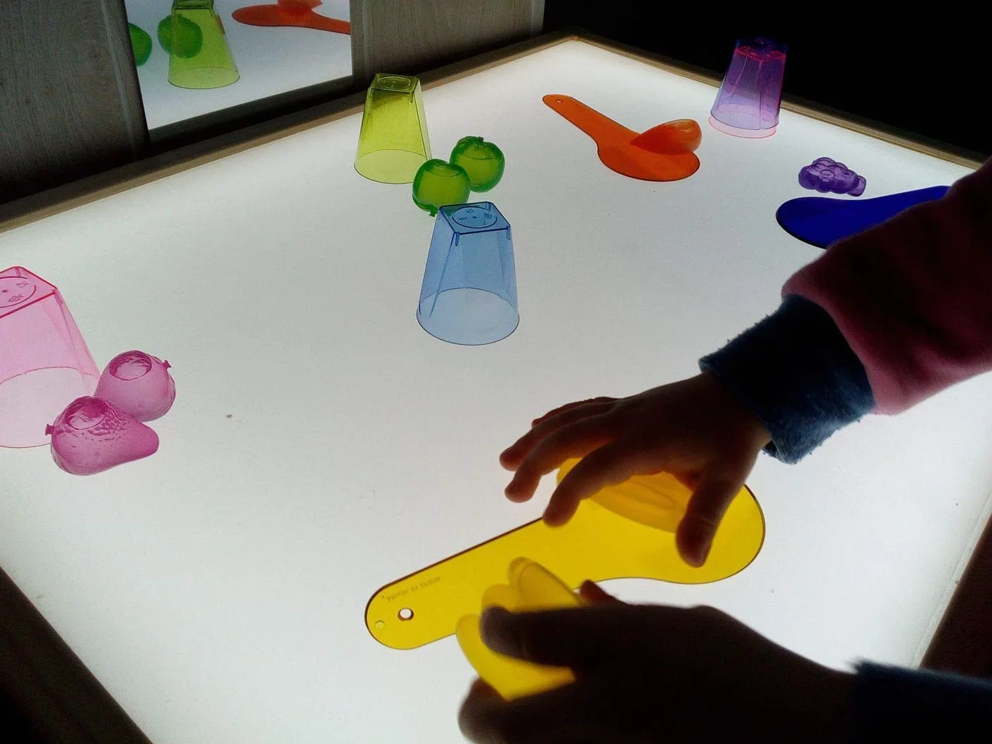 Tavolo Luminoso Montessori con Manuale di Attività | Personalizzabile e Certificato CE (AIJU + Univ. Murcia) | Scatola Sensoriale per Bambini | Apprendimento Creativo a Casa o Scuola