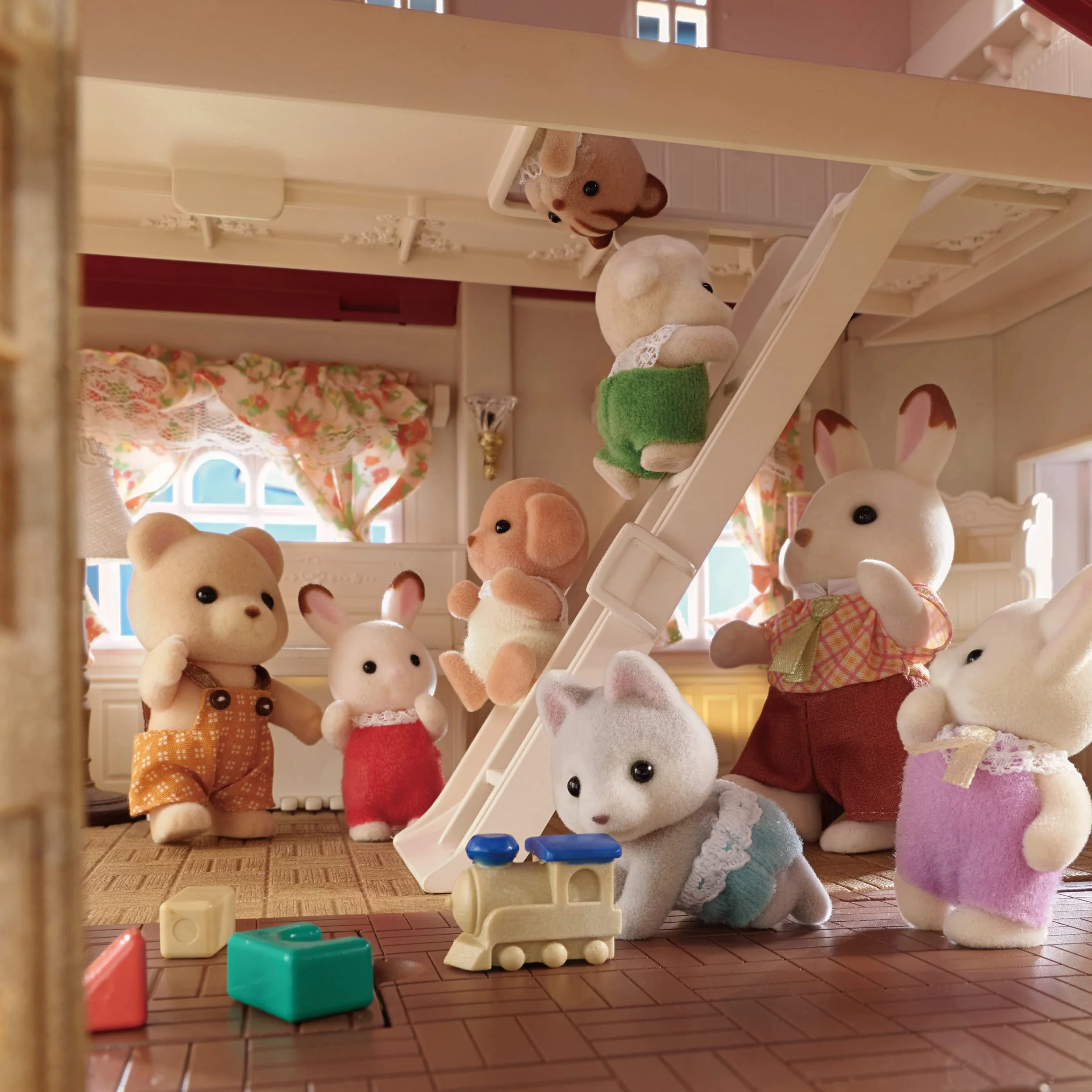 Sylvanian Families - Casa Grande con Luce, Attico Segreto e Spazi Modulari – Playset Dettagliato per Bambini – Modello 5716