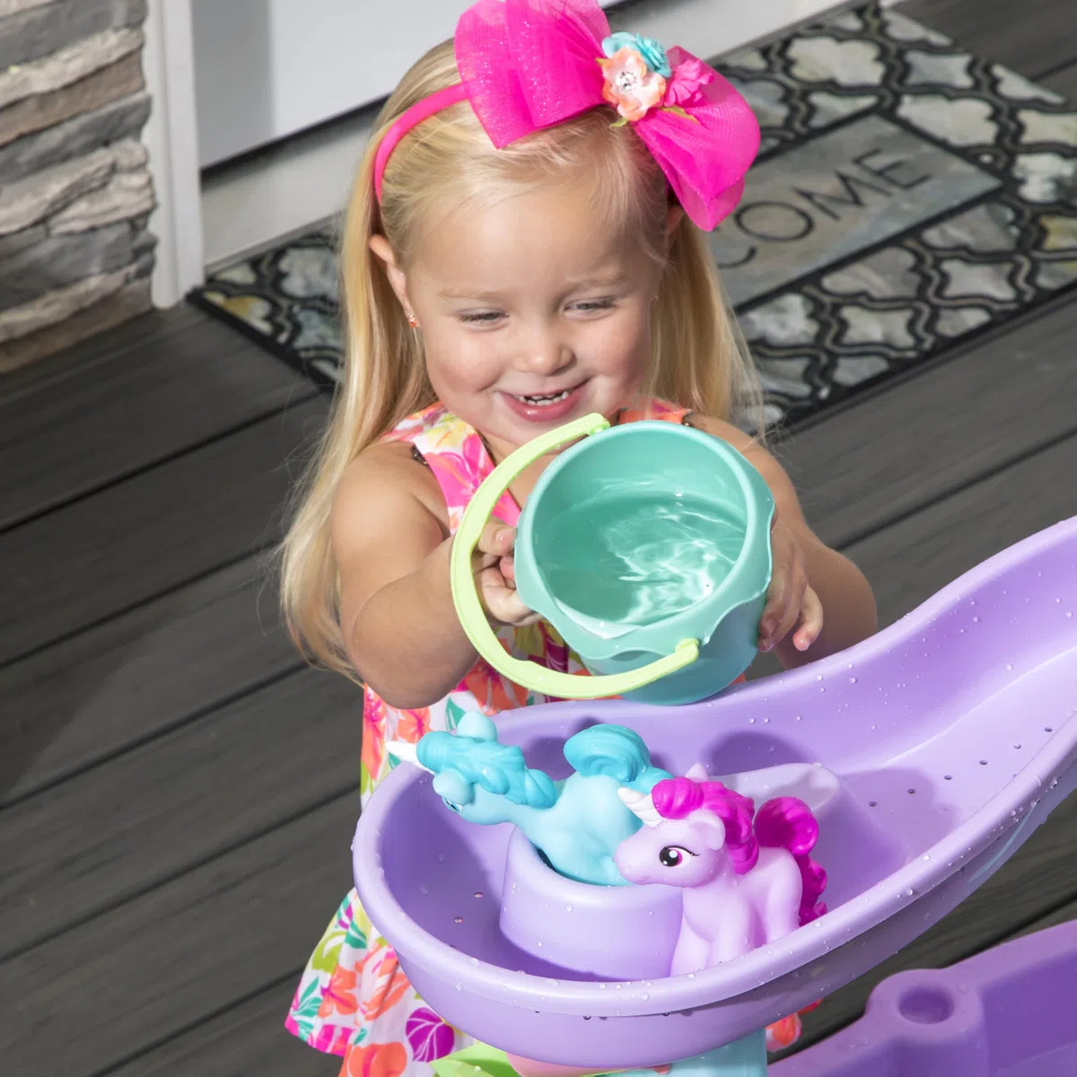 Step2 Rain Shower Splash Unicorns Tavolo da Acqua/Unicorni con Set di Accessori da 13 Pezzi | Tavolo Acqua Bambini | Giochi d'Acqua per Bambini | Tavolo Giochi Acqua Bambini