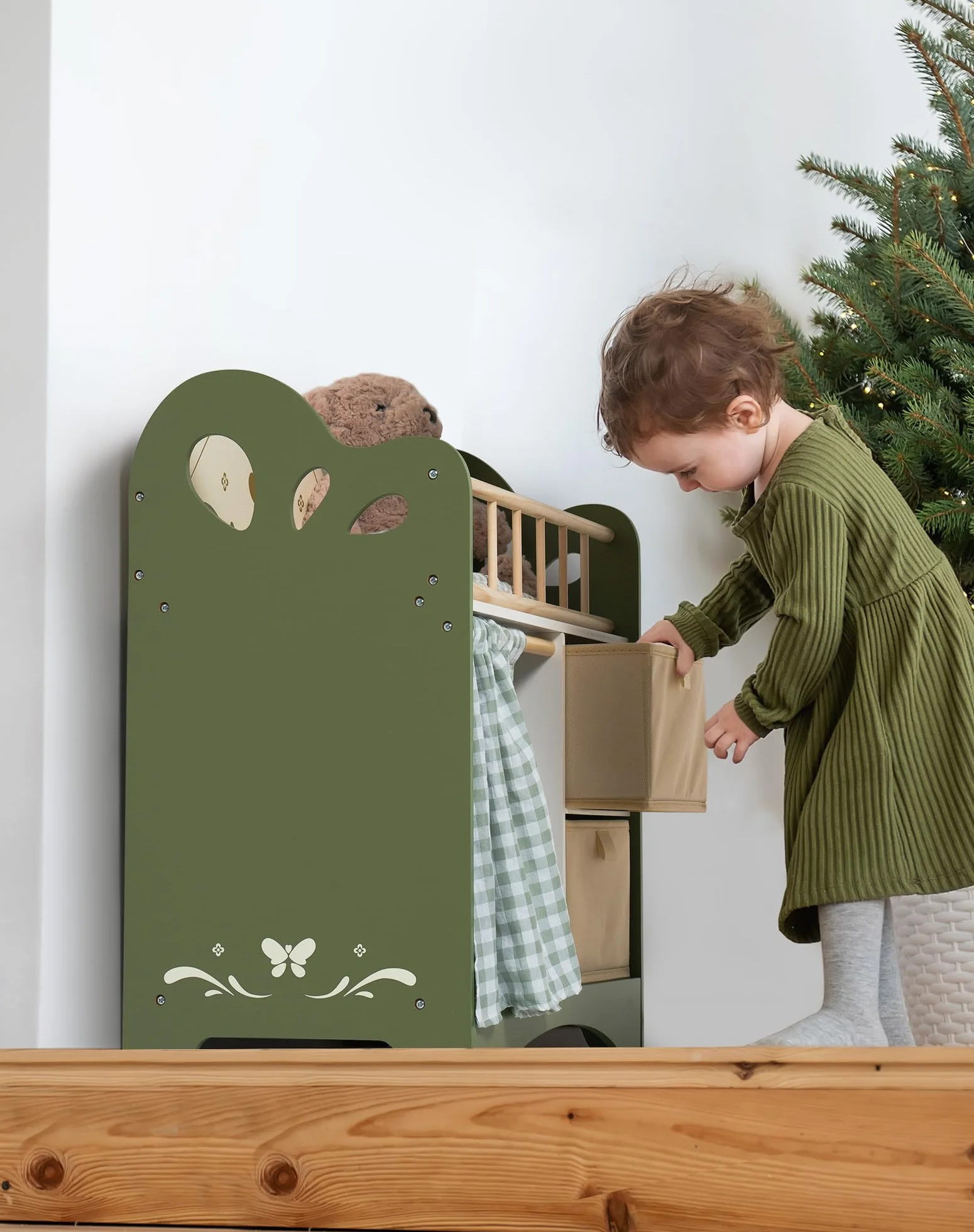 ROBOTIME Mobiletto per Culla in Legno da 22" con Ripostiglio - Verde e Beige per Accessori, Vestiti e Biancheria della Bambola - Mobili per Bambole, Regalo Perfetto dai 3 Anni