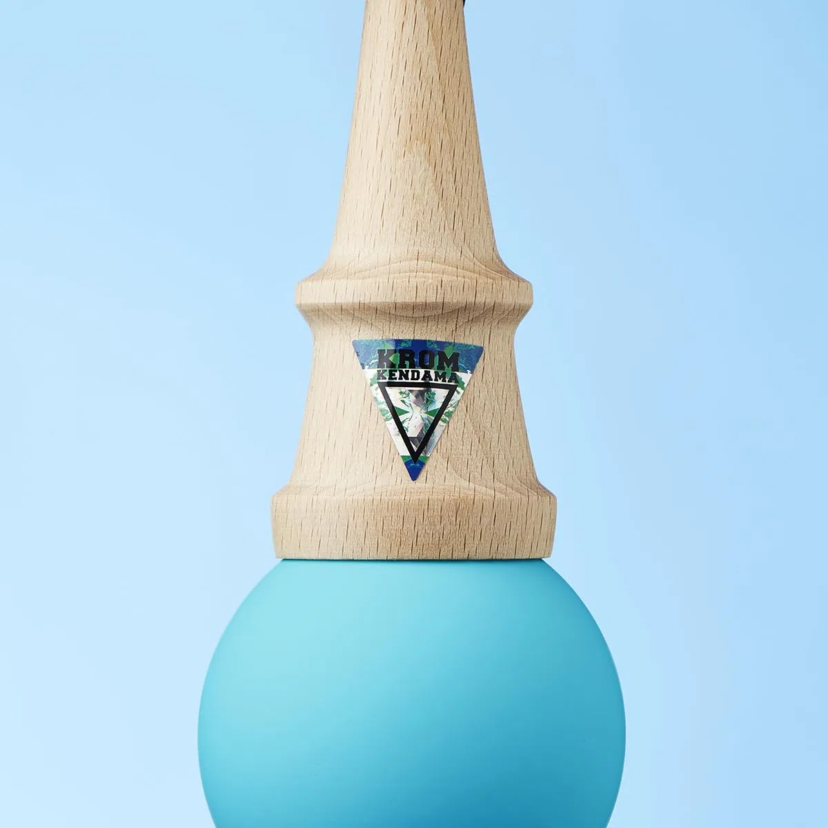 KROM Kendama Gioco - Pop Azzurro - Equilibrio impeccabile - Abilità Cognitive migliorate - Equilibrio, riflessi e creatività migliorati - Modello Kendama PRO Fatto per Principianti e Professionisti.